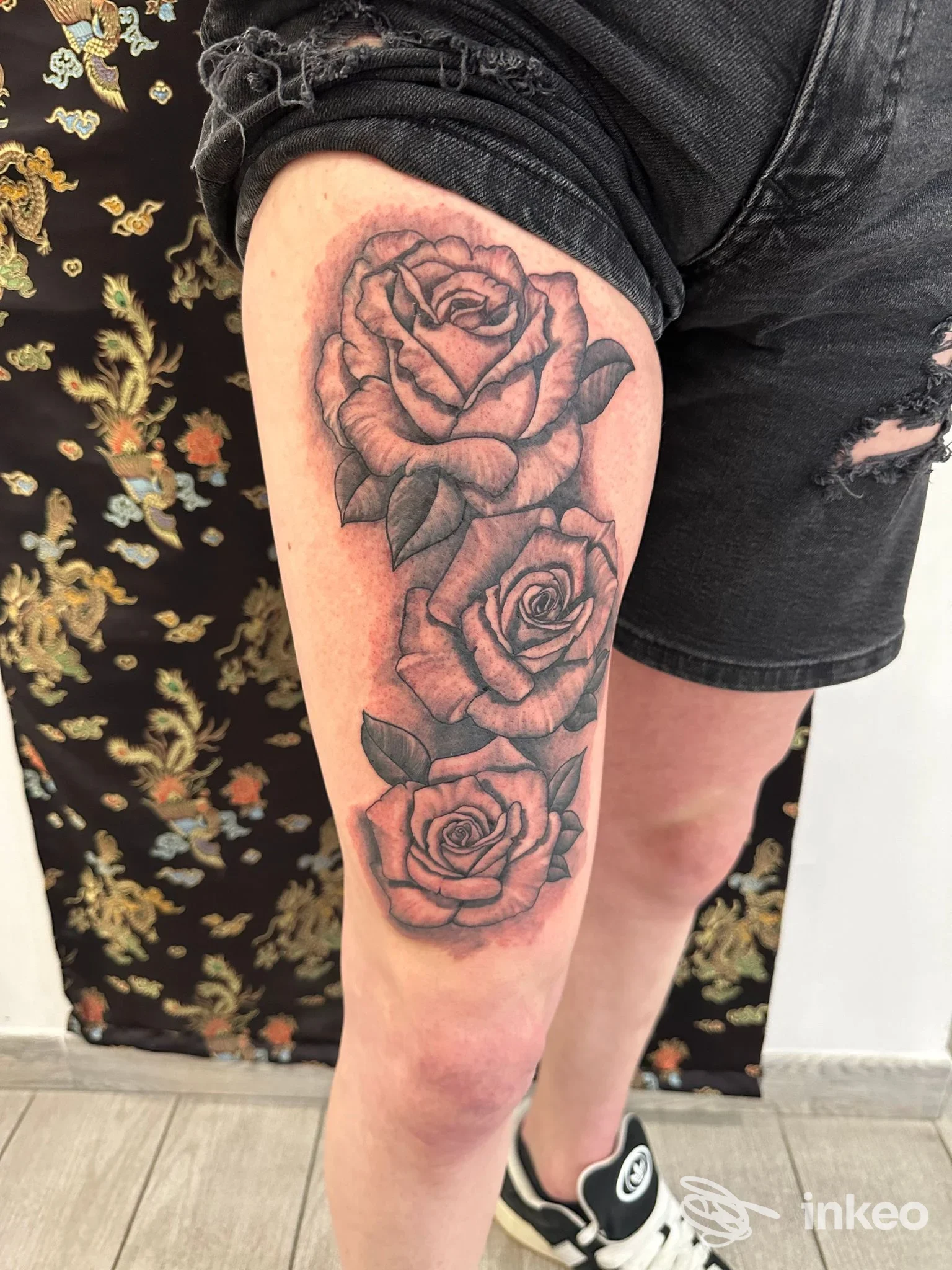 Tre rose tatuate in bianco e nero sulla coscia sinistra, foto inviata da Pippo Tattoo, Manfredonia.