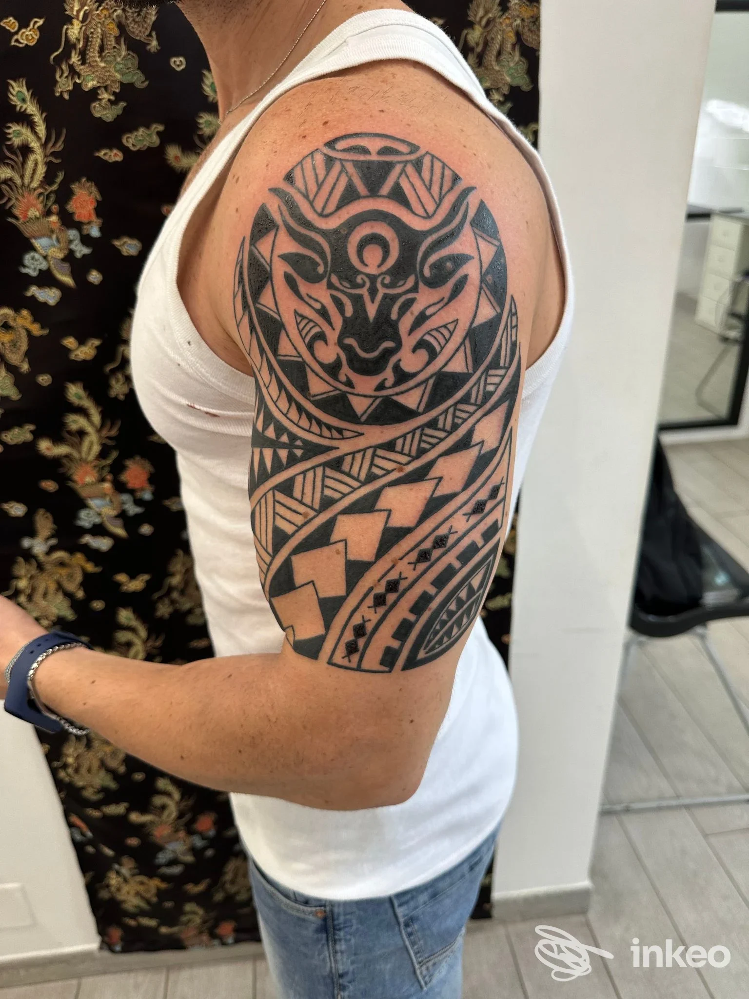 Tatuaggio tribale nero sulla spalla e parte superiore del braccio fotografato nello studio Pippo Tattoo a Manfredonia.
