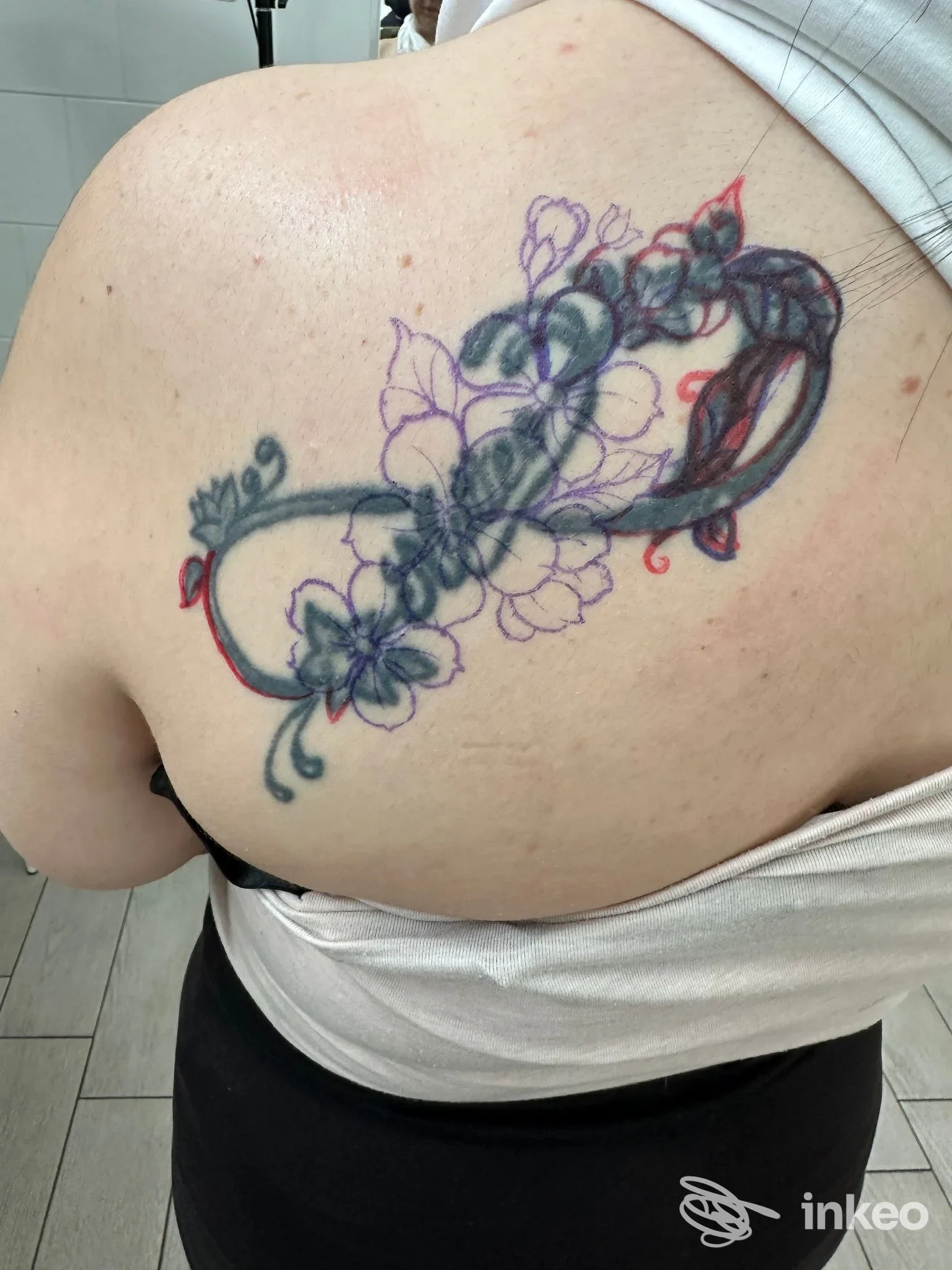 Tatuaggio floreale/ornamentale sulla spalla sinistra, immagine fornita da Pippo Tattoo a Manfredonia.