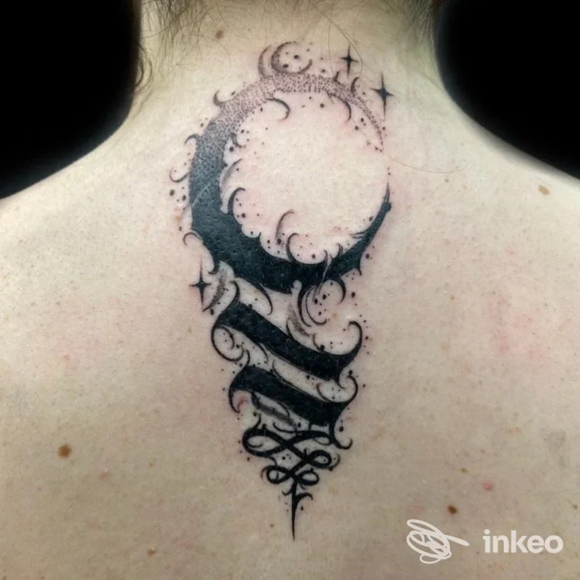 Tatuaggio nero decorativo sulla nuca e parte superiore della schiena, scatto del lavoro eseguito da RG Tattoo Studio a San Severo.