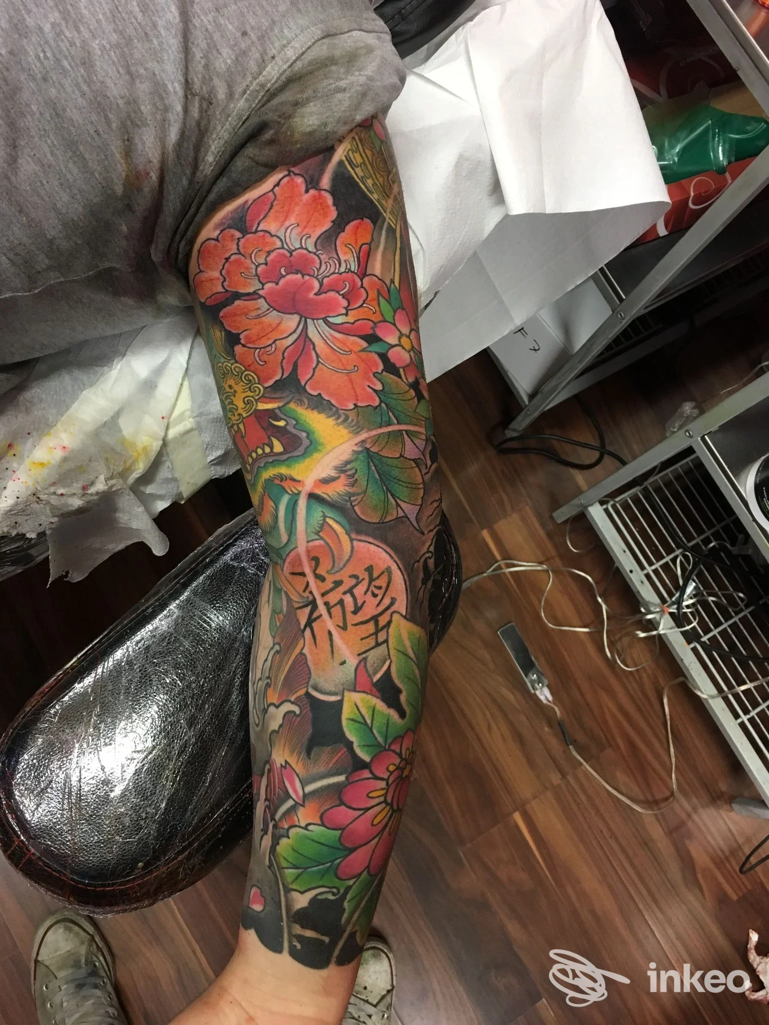 Manica tatuata colorata su avambraccio e braccio superiore, lavoro fotografato presso Sketch’n Ink Tattoo studio di Marco Felline, Lecce.