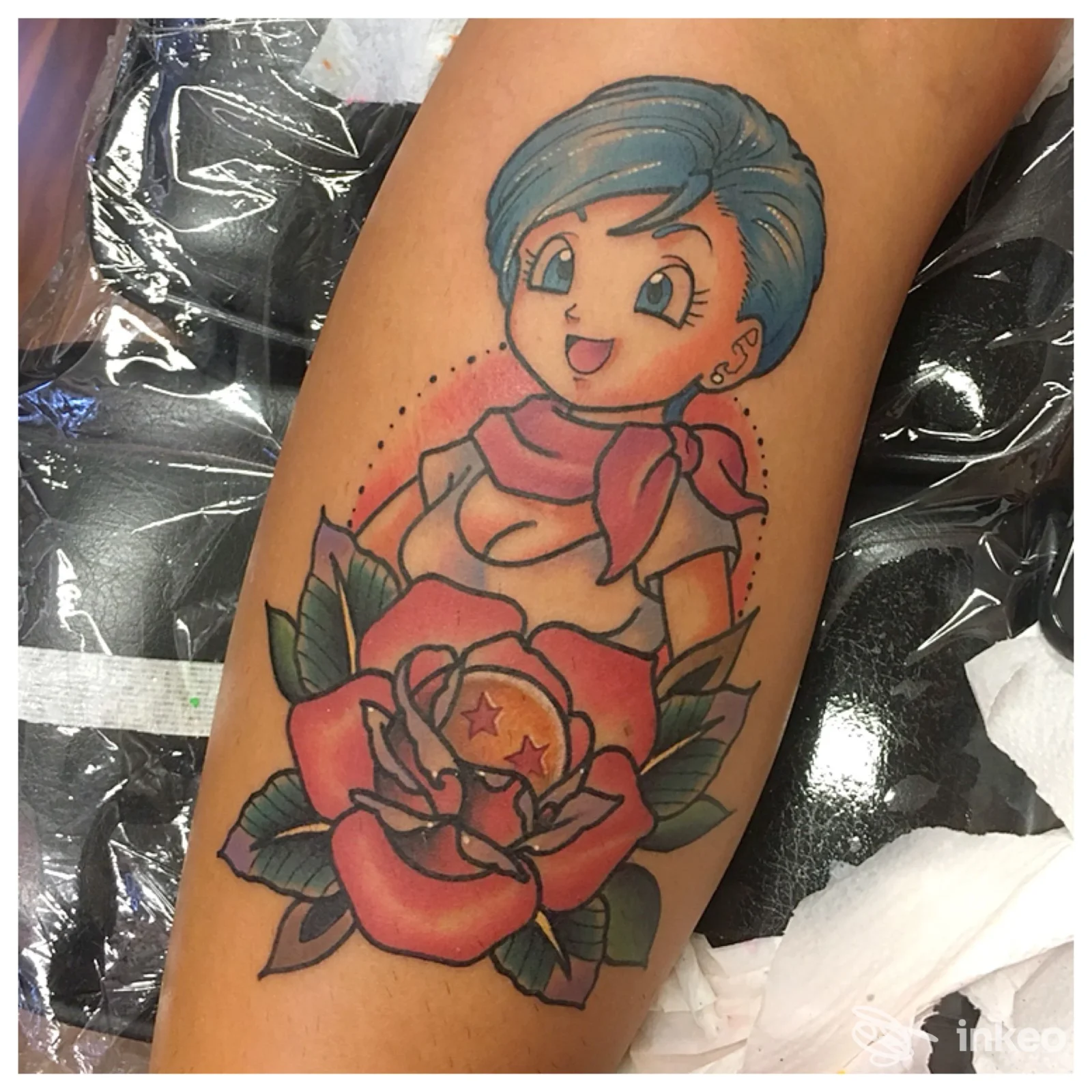 Tatuaggio colorato su avambraccio con personaggio in stile cartoon sopra una rosa — Sketch’n Ink Tattoo studio, Lecce.