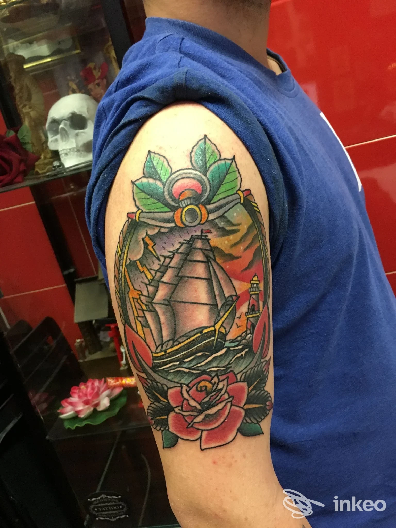 Tatuaggio neo-traditional su braccio superiore con nave a vele e rosa, foto fornita da Sketch’n Ink Tattoo studio, Lecce.