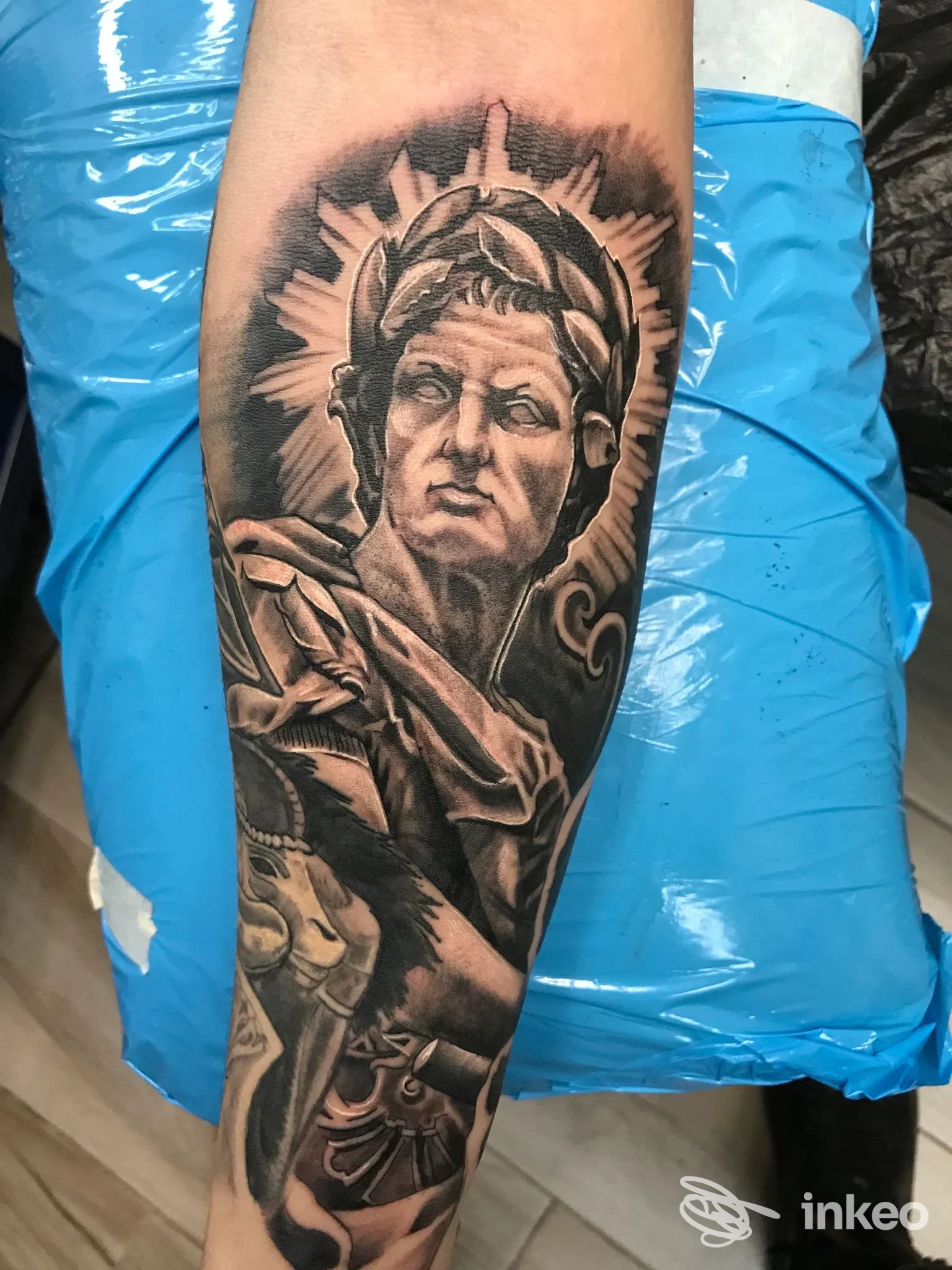 Tatuaggio realistico in bianco e nero sul avambraccio, ritratto di statua classica. Oldskulltattoo, Erchie.
