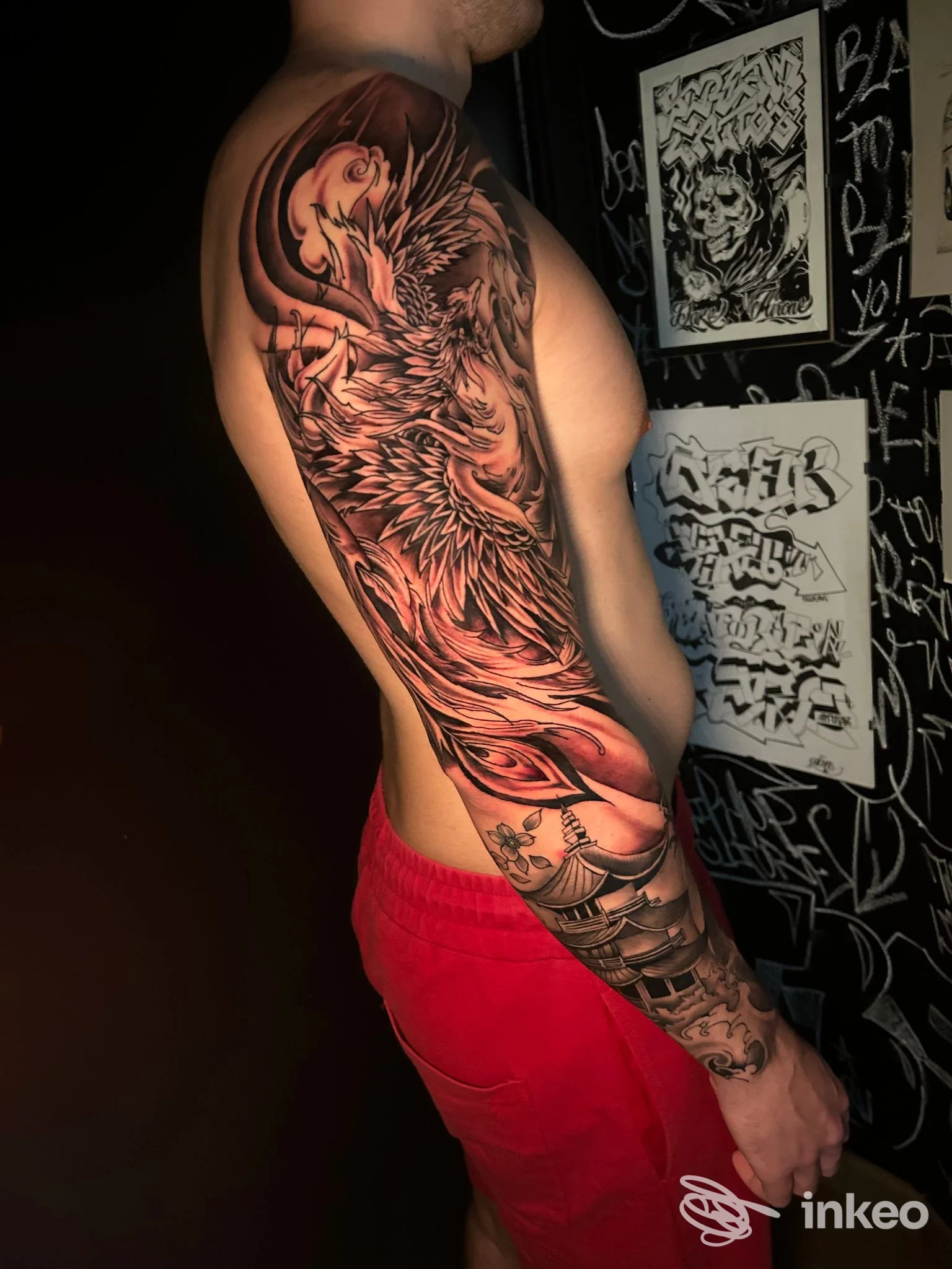 Ampia manica tatuata su spalla, fianco e avambraccio, foto scattata in studio Scream Tattoo Ink ad Altamura.