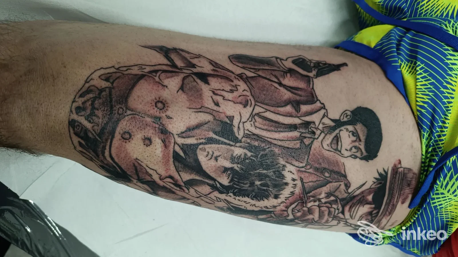 Ampio tatuaggio black & grey su coscia con figure e volti illustrativi, eseguito da Simone Art Tattoo a Bari.