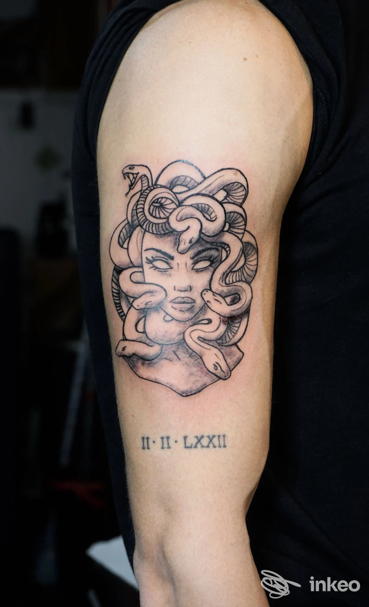 Tatuaggio in bianco e nero raffigurante Medusa sullavanbraccio/parte superiore del braccio, foto inviata da Smaya Tattoo, San Severo.