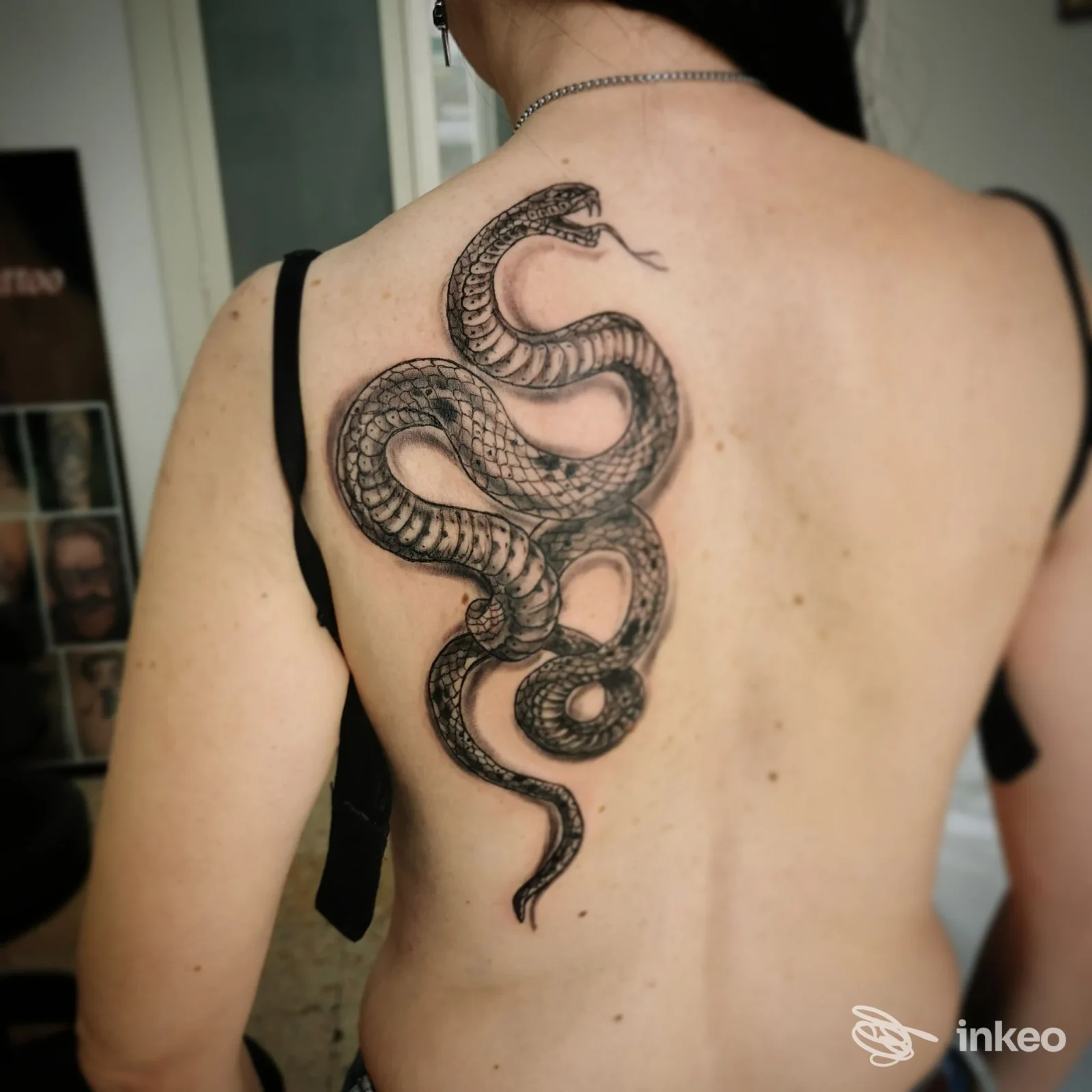 Grande tatuaggio a serpente nero sulla parte destra della schiena; foto inviata dallo Springer Tattoo studio di Luigi Blasi, Martina Franca.