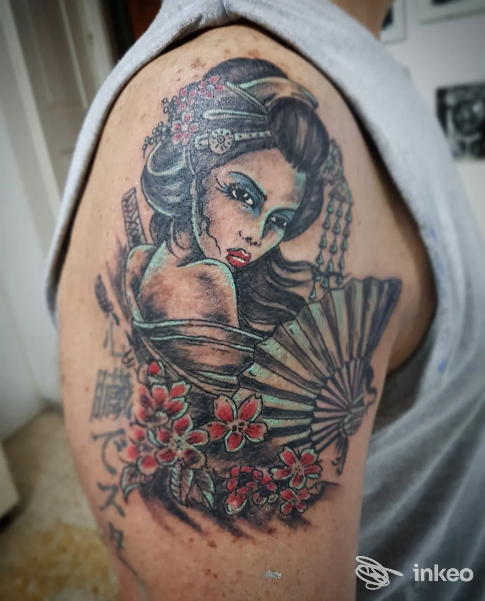 Tatuaggio su braccio con geisha, ventaglio e fiori di ciliegio — Springer Tattoo studio di Luigi Blasi, Martina Franca.