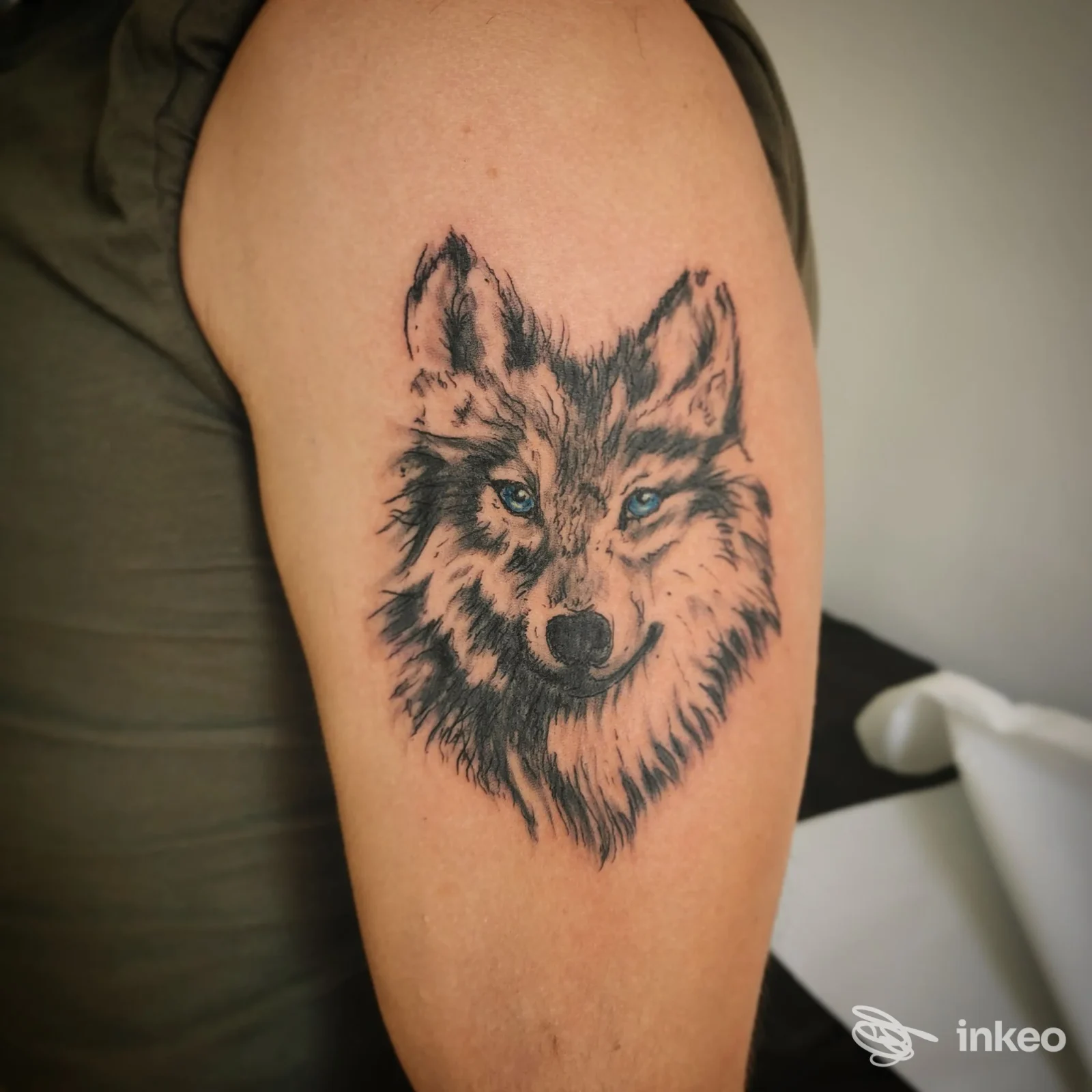 Tatuaggio in bianco e nero della testa di un lupo sul bicipite, fotografato allo Springer Tattoo studio di Luigi Blasi a Martina Franca.