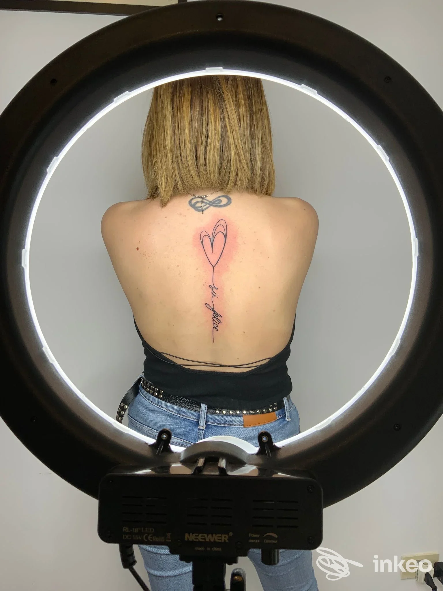 Tatuaggio verticale con cuore e scritta sulla schiena, fotografia scattata in studio Tarantula Tattoo Studio ad Accadia.