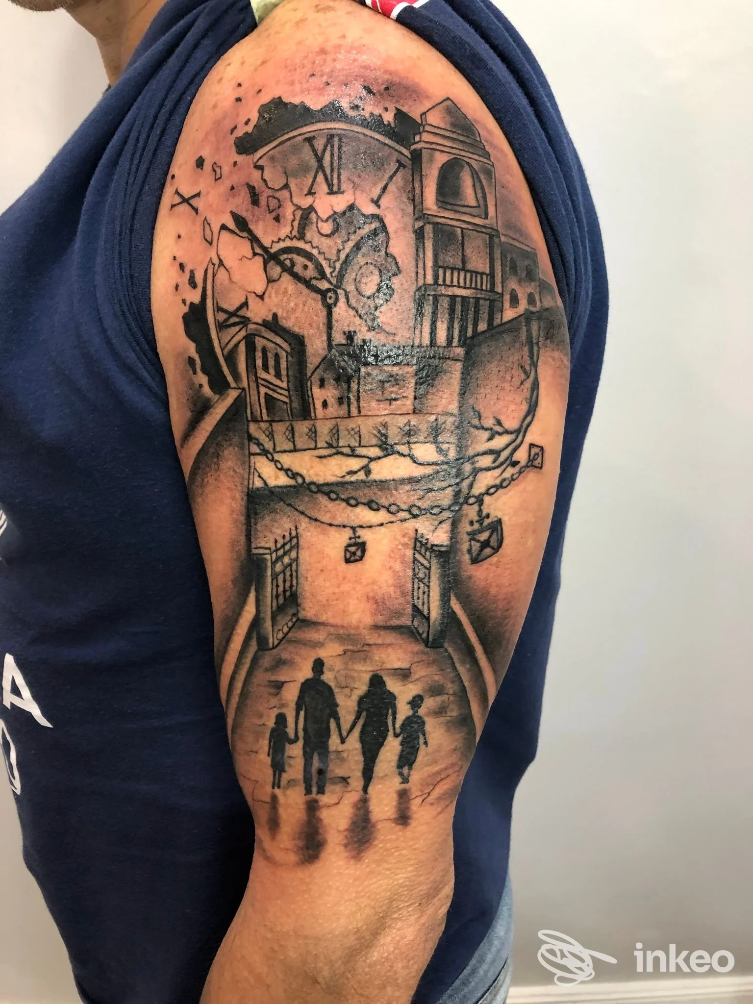 Tatuaggio black & grey su sopra braccio con scena urbana e figure familiari, realizzato da Tattoo Raven a Taranto.