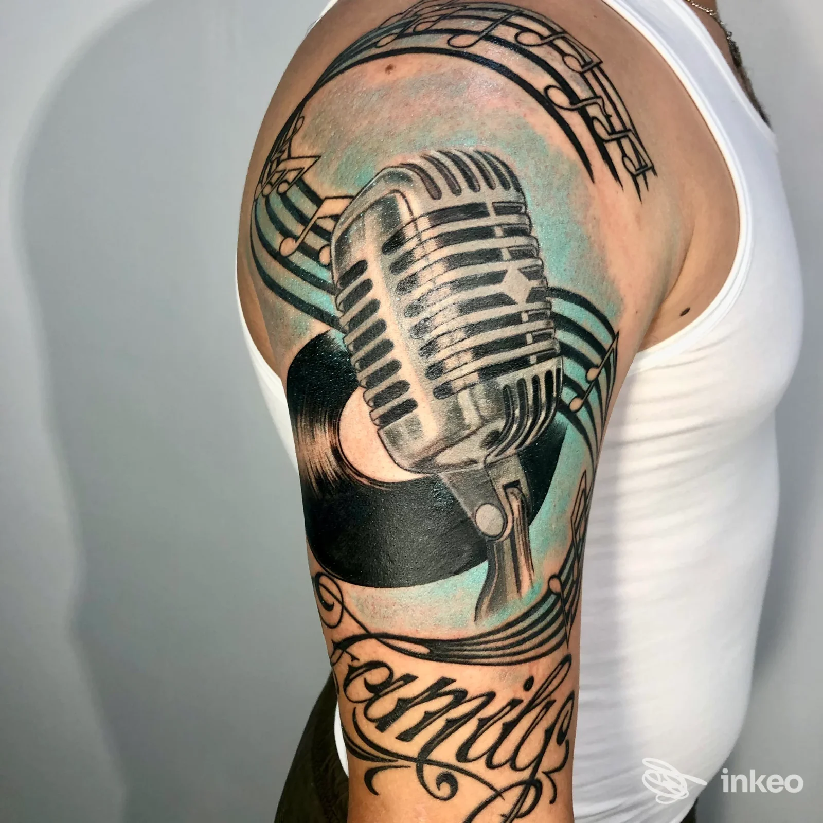 Tatuaggio mezza manica su spalla e braccio con microfono vintage, vinile e note musicali – Tattoo Raven, Taranto.