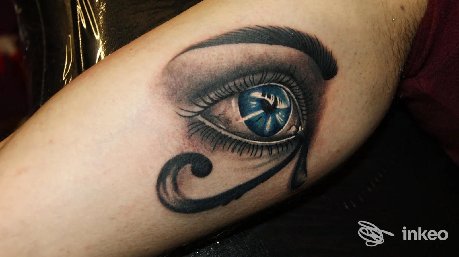 Tatuaggio realistico di un occhio con lacrima sull'avambraccio; lavoro eseguito da Tattoo Wave, Taranto.