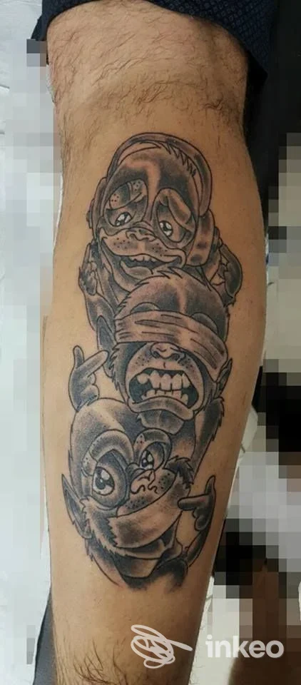 Tatuaggio black & grey con tre volti stilizzati sul polpaccio, immagine fornita da Tesori d'Oriente Studio Tattoo & Piercing, Ceglie Messapica.