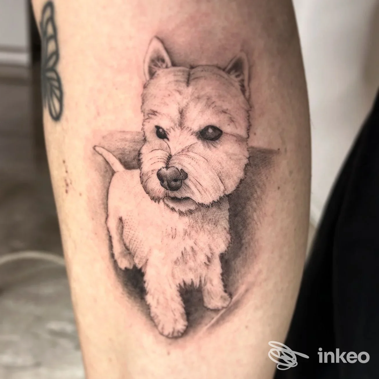 Tatuaggio realistico in bianco e nero di un cane sull'avambraccio, foto fornita da REBEL ANGEL STUDIO TATTOO a Ceglie Messapica.