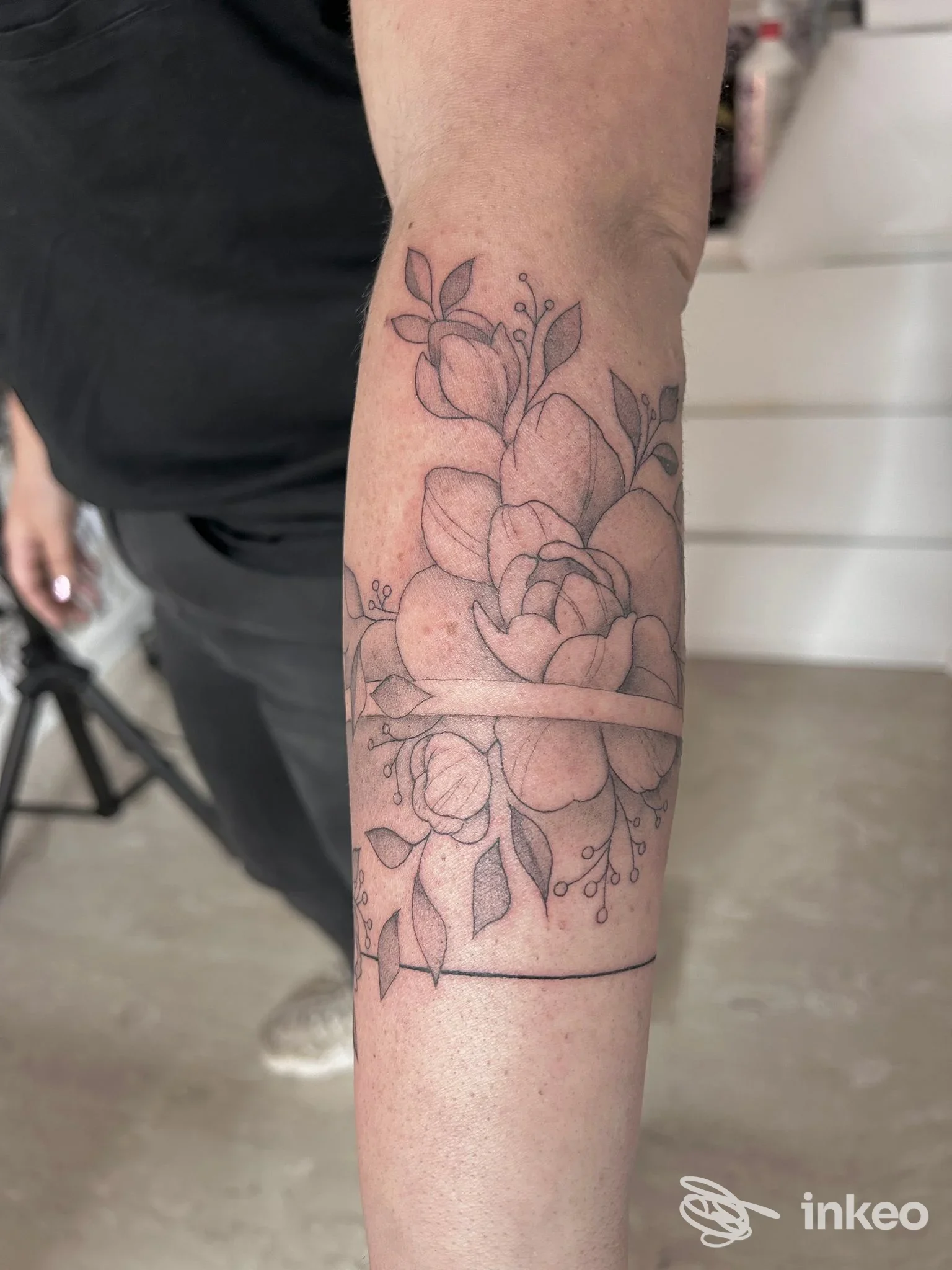 Tatuaggio floreale a linework sull'avambraccio, foto fornita da REBEL ANGEL STUDIO TATTOO di Giusy Menga, Ceglie Messapica.