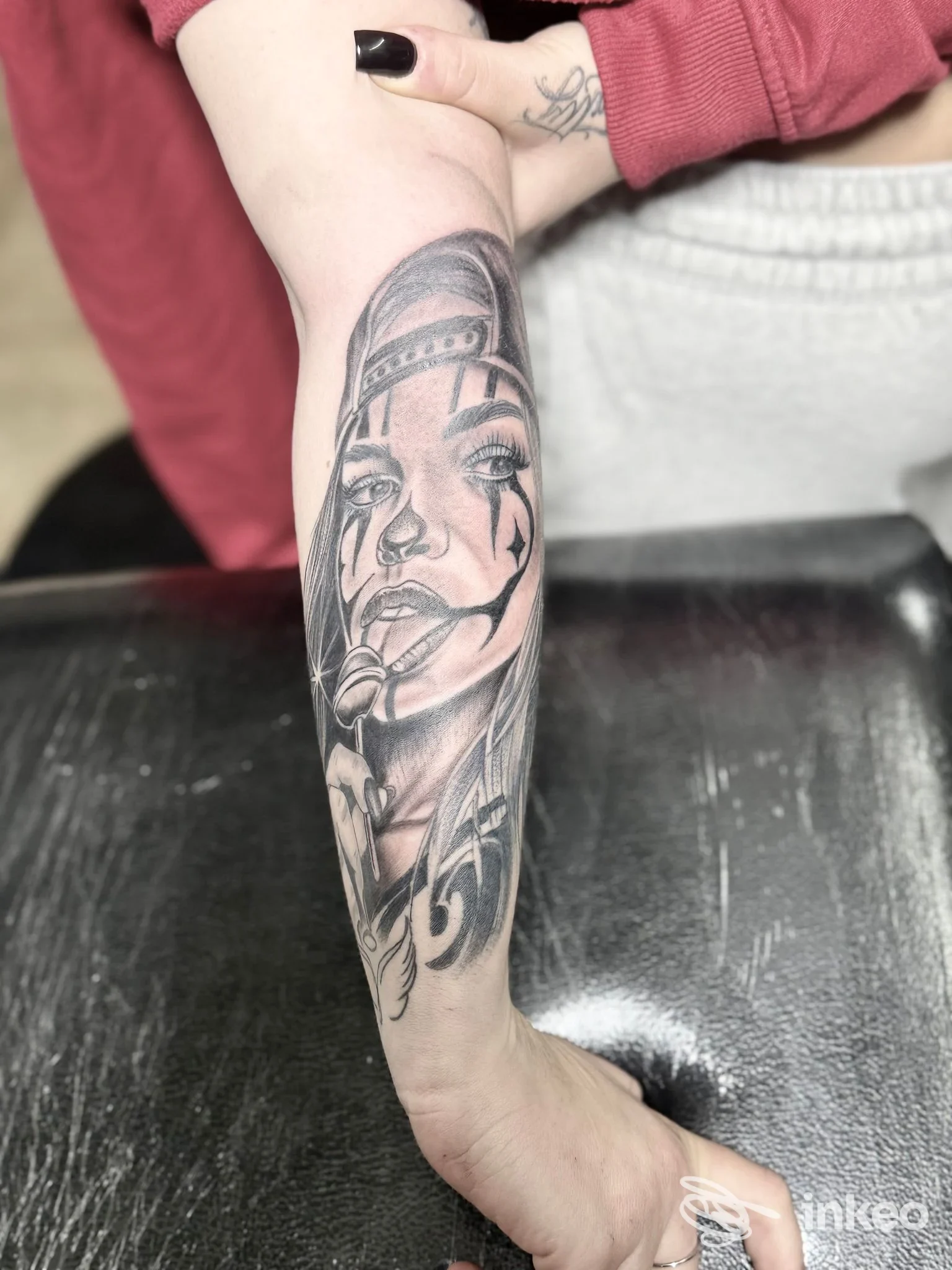 Tatuaggio realistico black & grey raffigurante un volto femminile sull'avambraccio, realizzato da Tattoo studio da Stanislao a Lequile.
