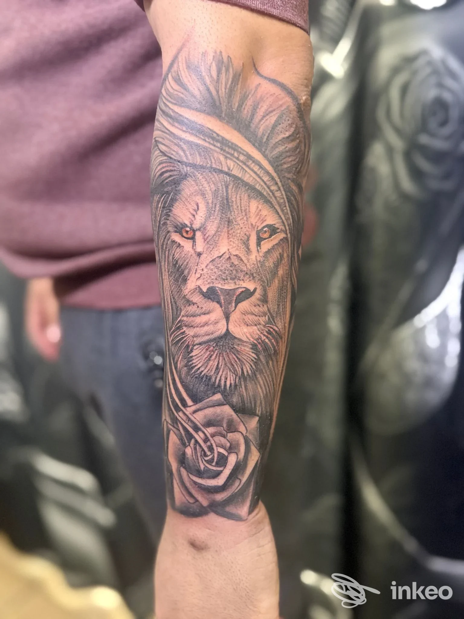 Avambraccio tatuato con testa di leone e rosa, foto per Tattoo studio da stanislao, Lequile.