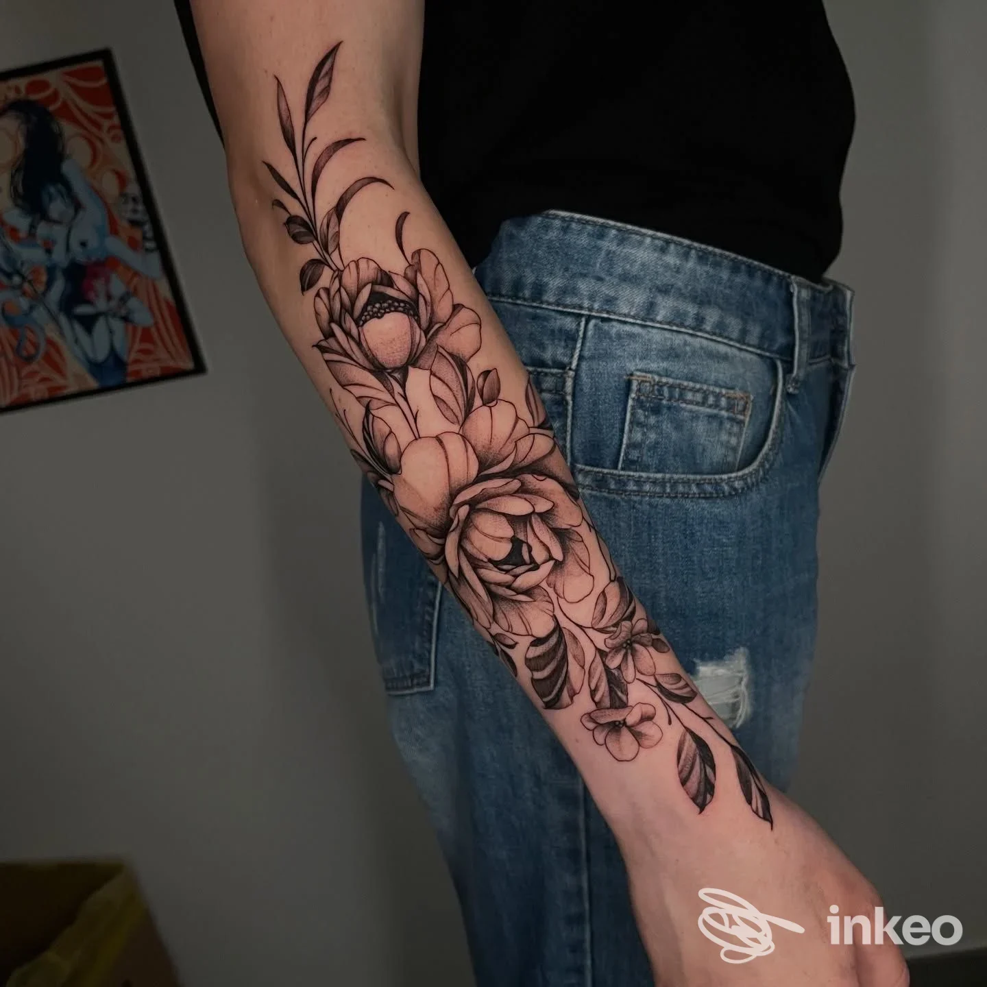 Tatuaggio floreale nero su avambraccio realizzato presso Tatuaggeria, Castellana Grotte.