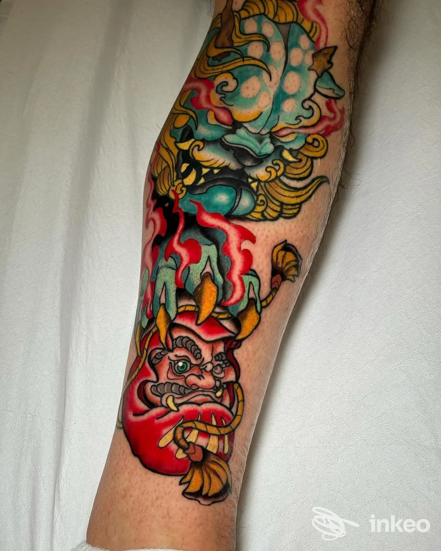 Tatuaggio colorato su avambraccio con figure stilizzate e fiamme, foto fornita da Tonio Lenoci TATTOO shop, Martina Franca.