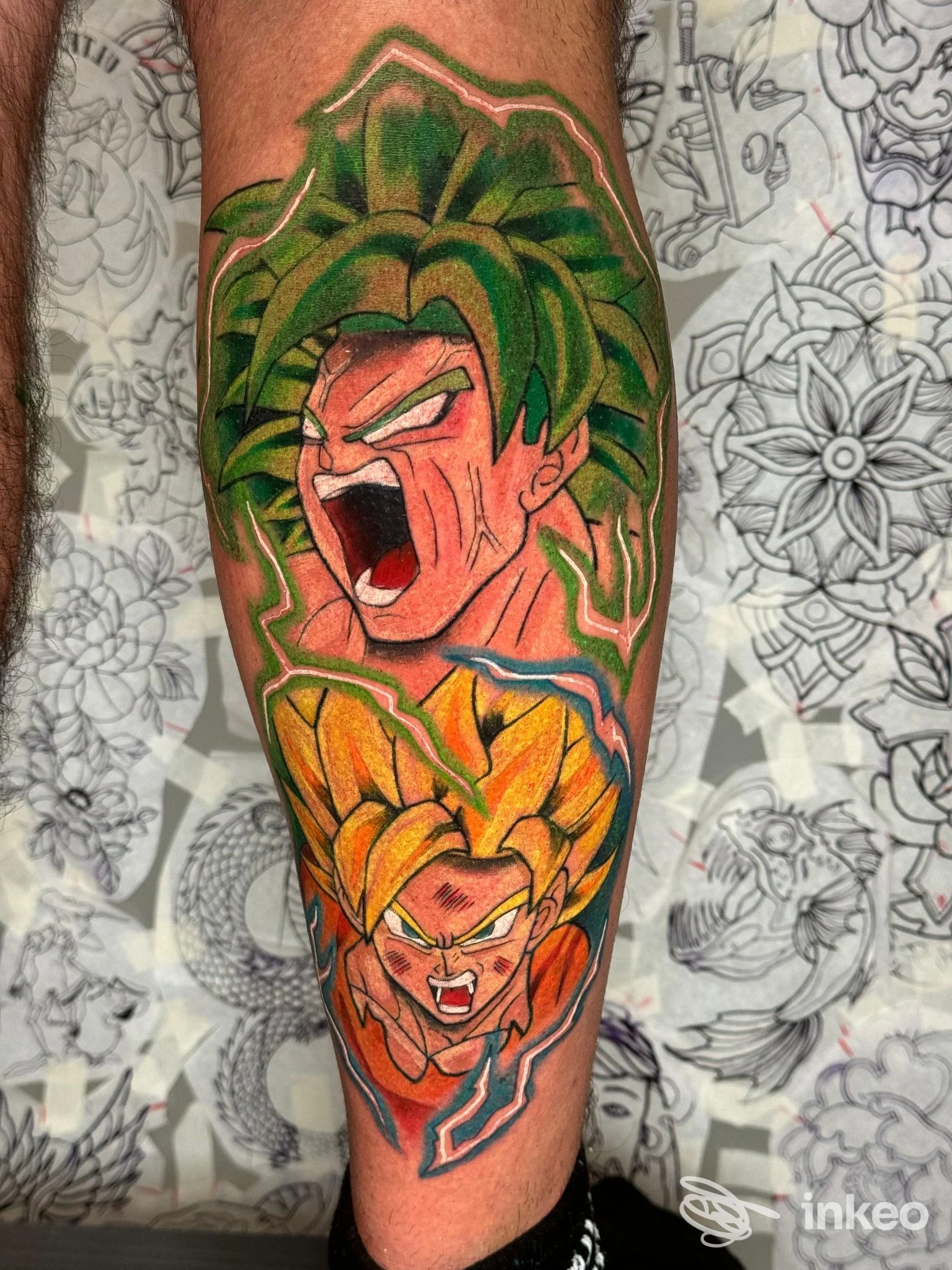 Tatuaggio a colori sul polpaccio con due volti in stile anime, Tonio Lenoci TATTOO shop, Martina Franca.