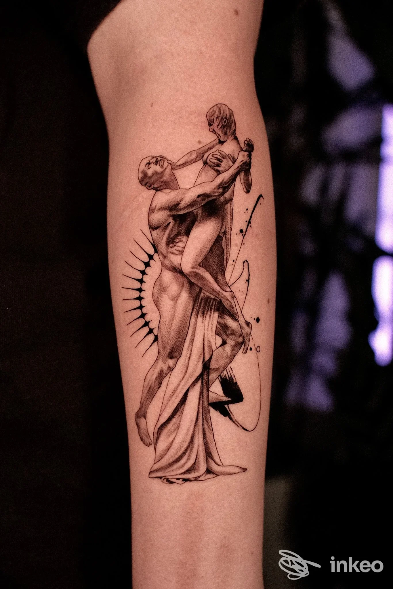 Tatuaggio realistico in bianco e nero di due figure sul lato interno dell'avambraccio, eseguito da Vision of Light | Tattoo a Castellana Grotte.