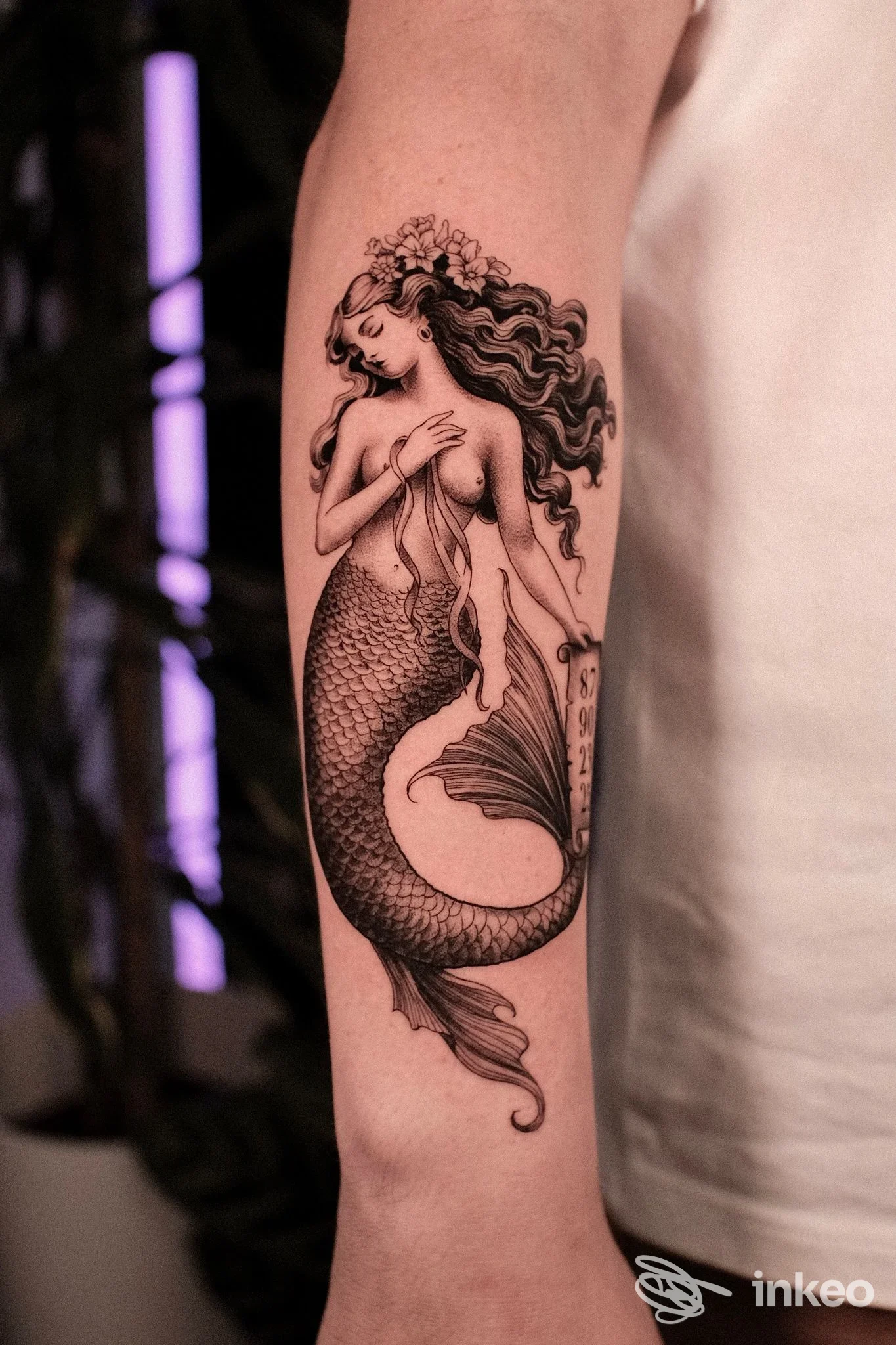 Tatuaggio di una sirena in stile black&grey sull'avambraccio, Vision of Light | Tattoo, Castellana Grotte.