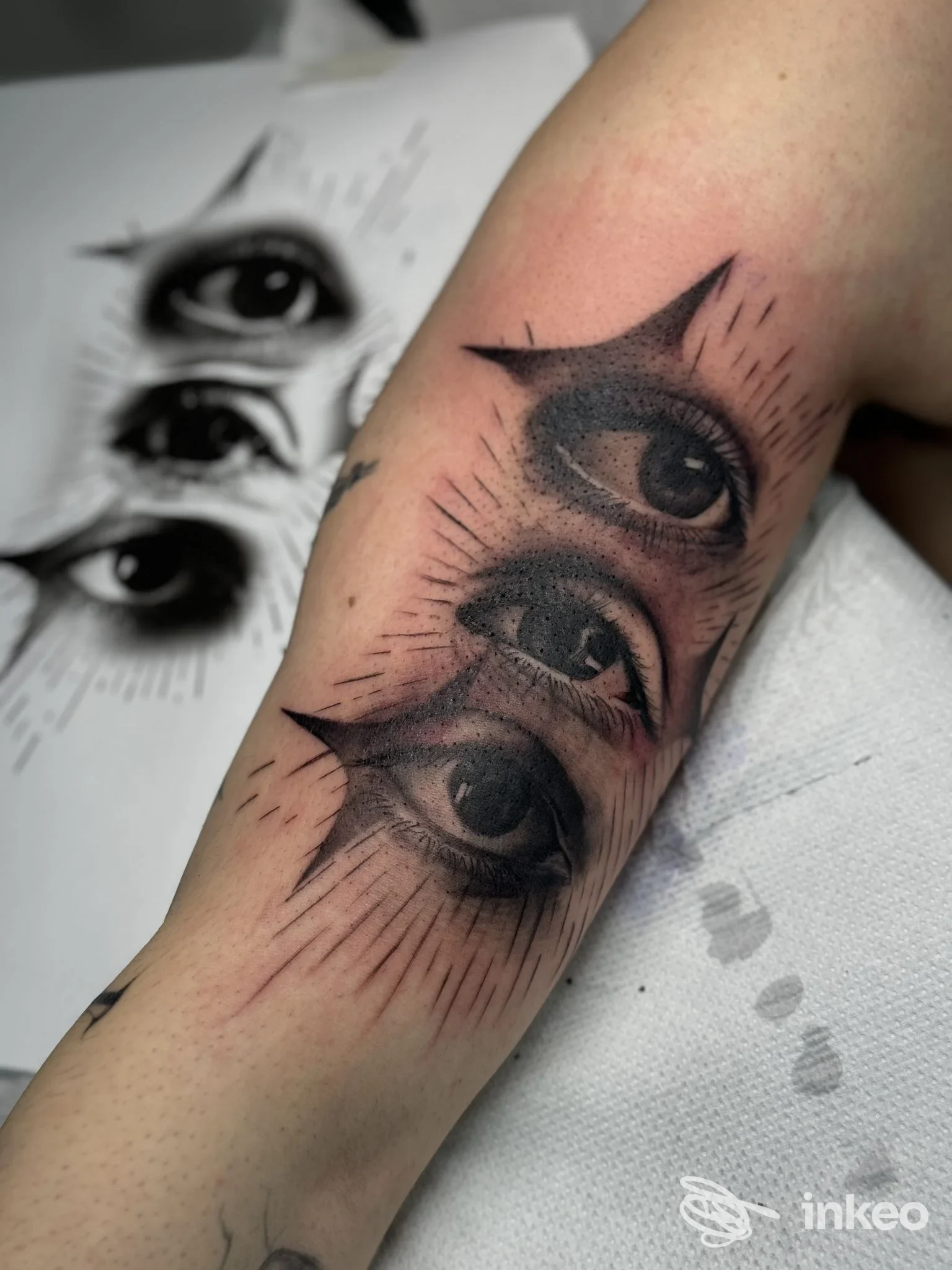 Avambraccio con tre occhi tatuati in stile dotwork, foto fornita da studioz - Tattoo Design, Triggiano.