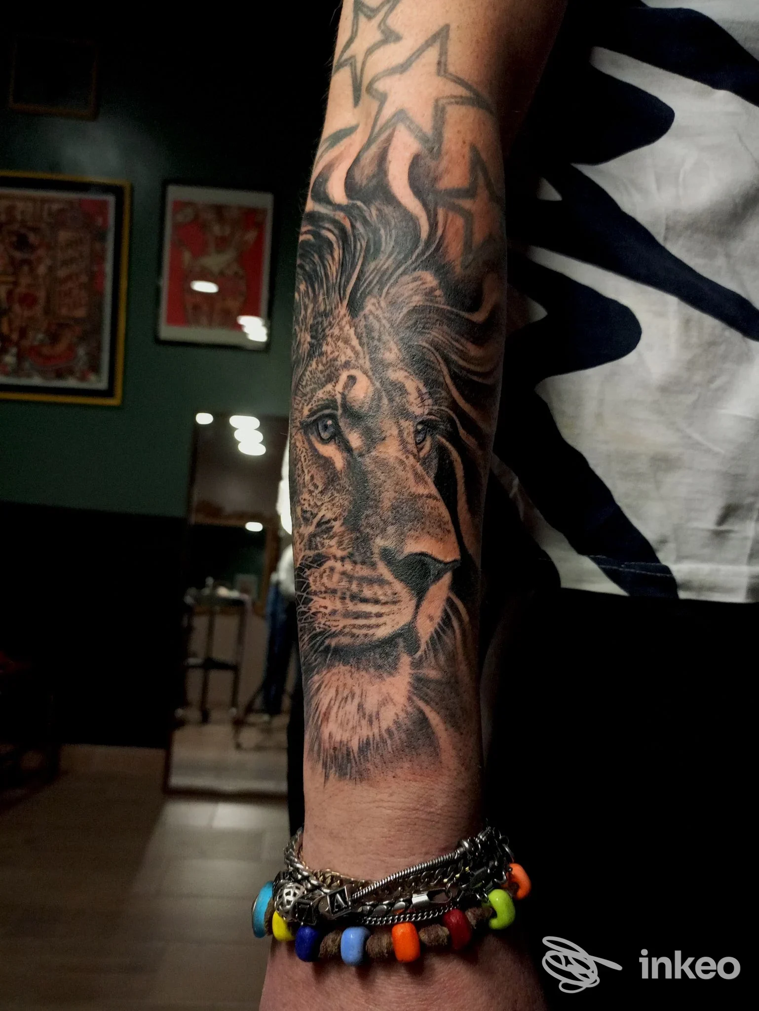Primo piano di un tatuaggio realistico di leone sull'avambraccio, fotografato nello studio ZIAPÁ TATTOO SHOP a Locorotondo.