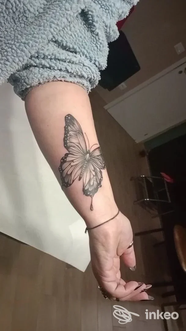 Tatuaggio a forma di farfalla in bianco e nero sull'avambraccio, ZIAPÁ TATTOO SHOP Locorotondo