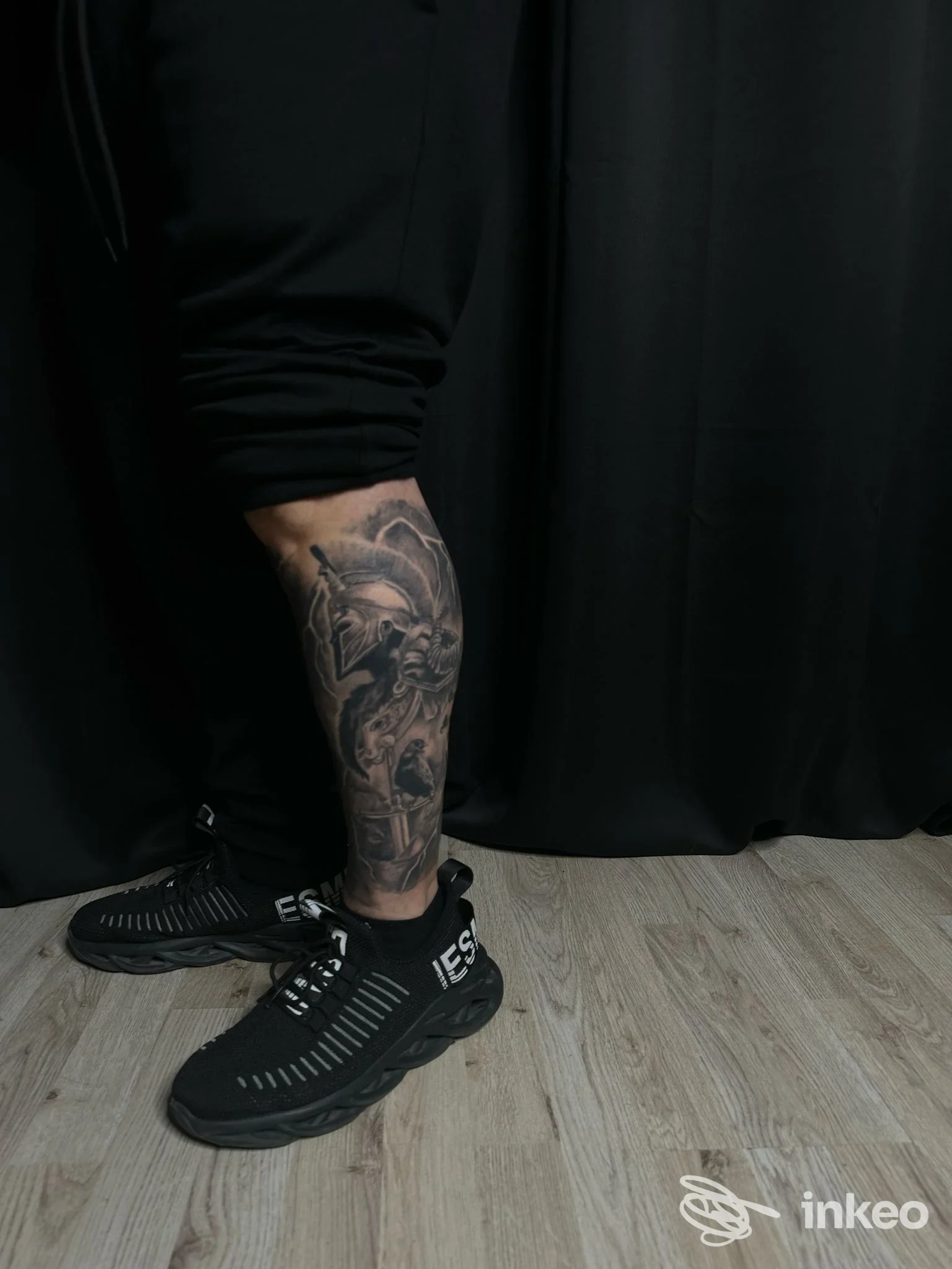 Dettaglio di un tatuaggio in bianco e nero sul polpaccio, foto inviata dallo studio Smoke Tattoo a Quartucciu.