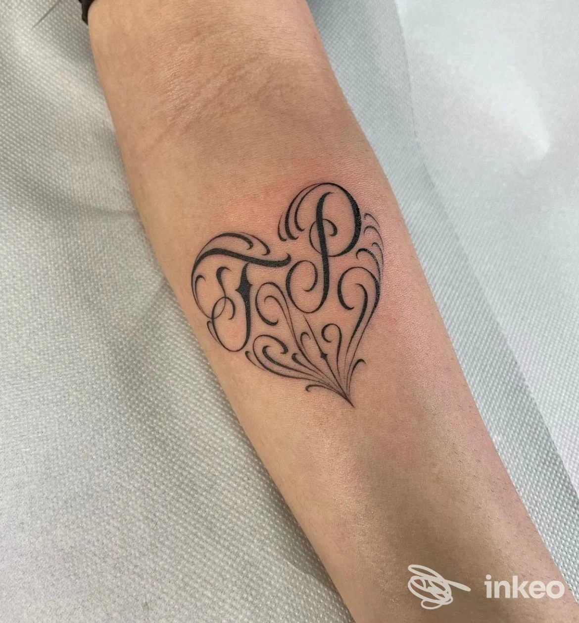 Tatuaggio a forma di cuore con iniziali, realizzato sull'avambraccio da Sofia tattoo artist a Senorbì.