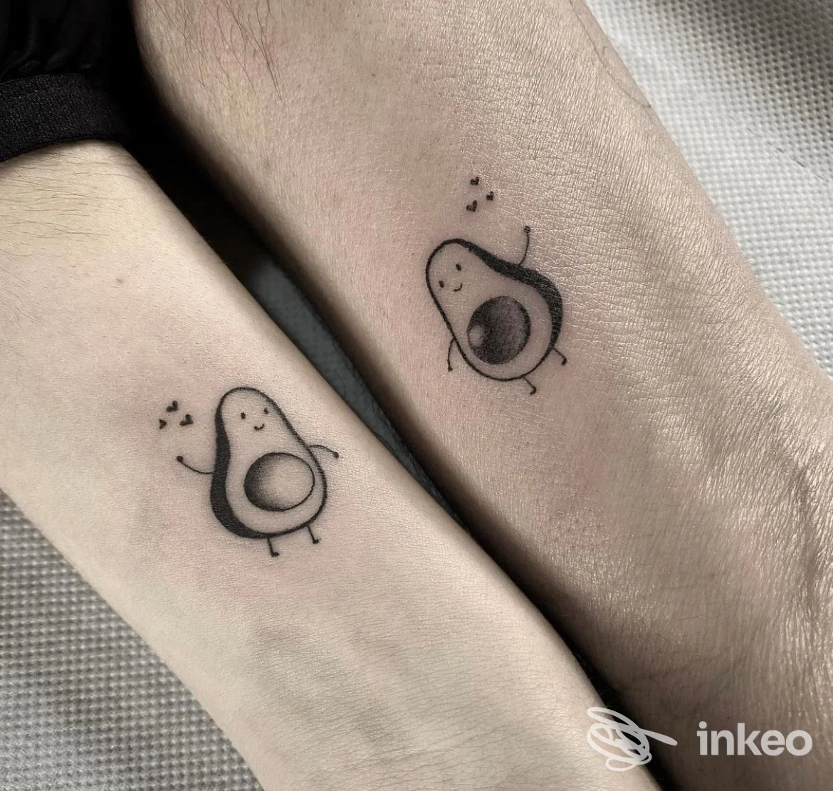 Due tatuaggi abbinati a forma di avocado su avambracci, foto inviata dallo studio Sofia tattoo artist di Senorbì.