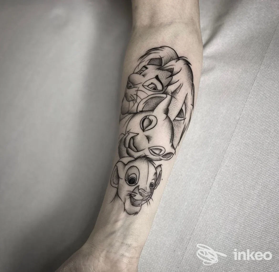 Tatuaggio in linework nero sul sottoavambraccio con tre volti di leone impilati, foto fornita da Sofia tattoo artist, Senorbì.