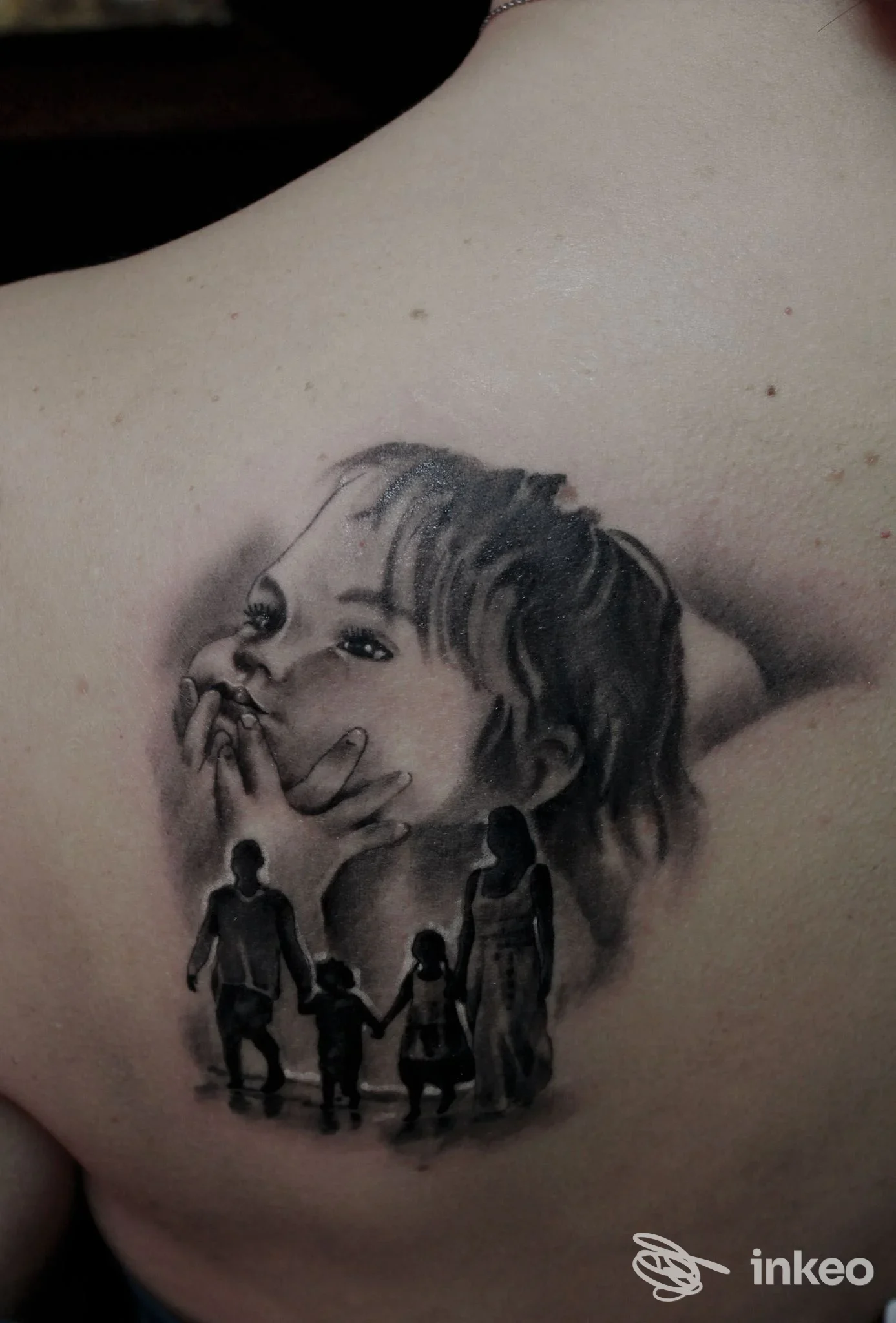 Tatuaggio sul dorso con ritratto realistico di una bambina e quattro sagome familiari, photo for Studio Tatuaggi Di Loche Gian Marco, Uta.