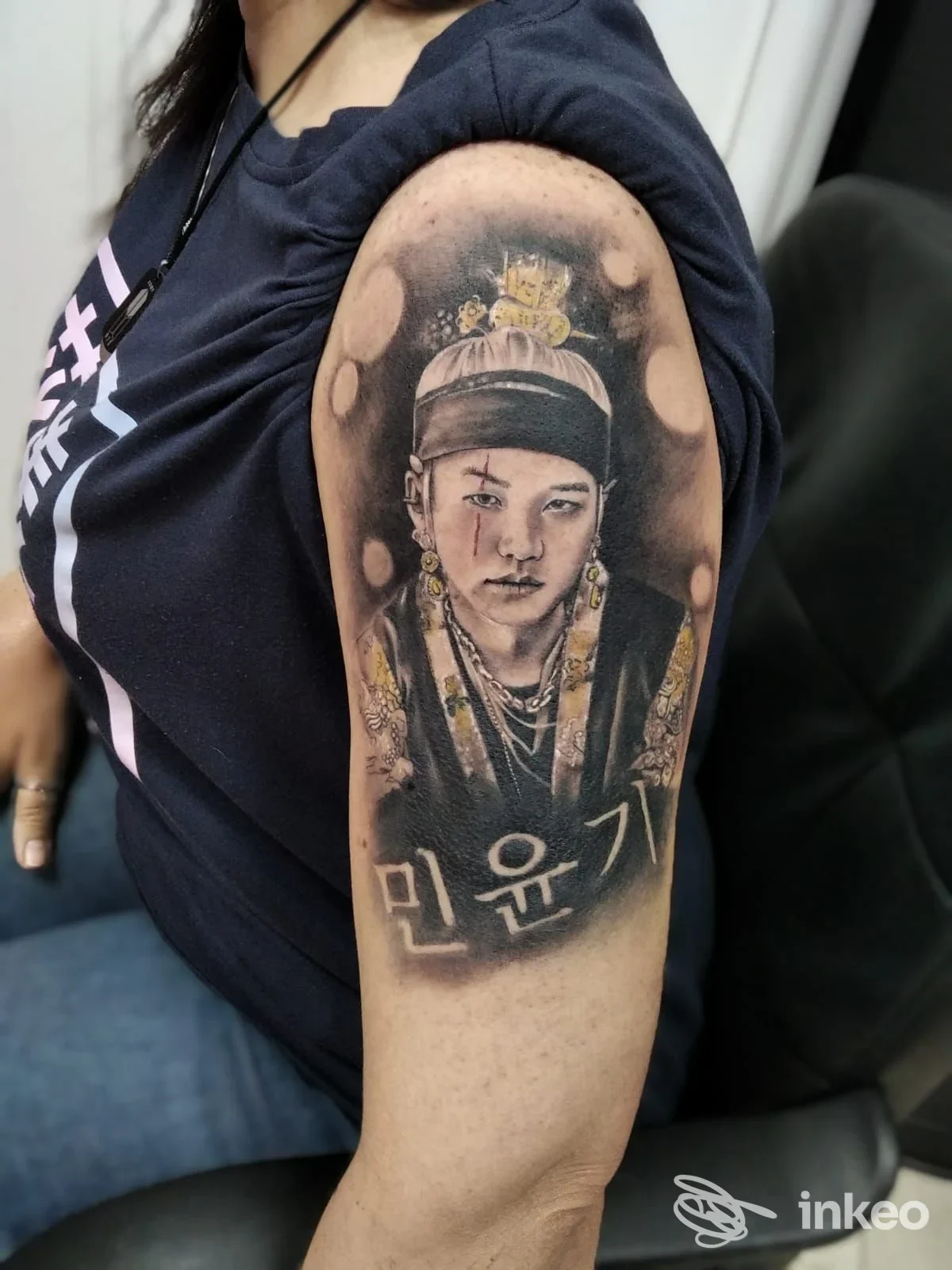 Ritratto realistico tatuato sul bicipite di una cliente, lavoro eseguito presso Studio Tatuaggi Di Loche Gian Marco a Uta.
