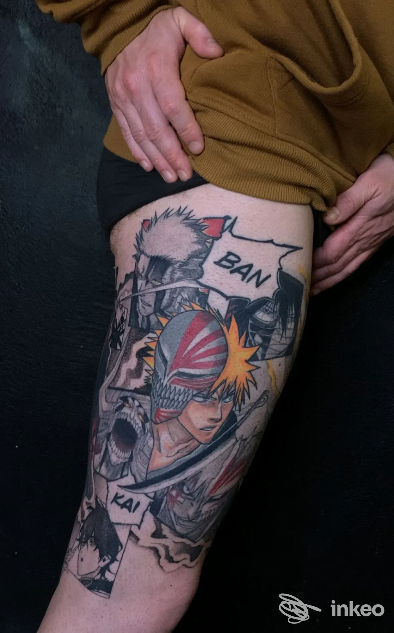 Tatuaggio a colori sulla coscia con soggetti in stile manga: composizione verticale di volti e scene. Supersonic Tattoo Studio, Alghero.