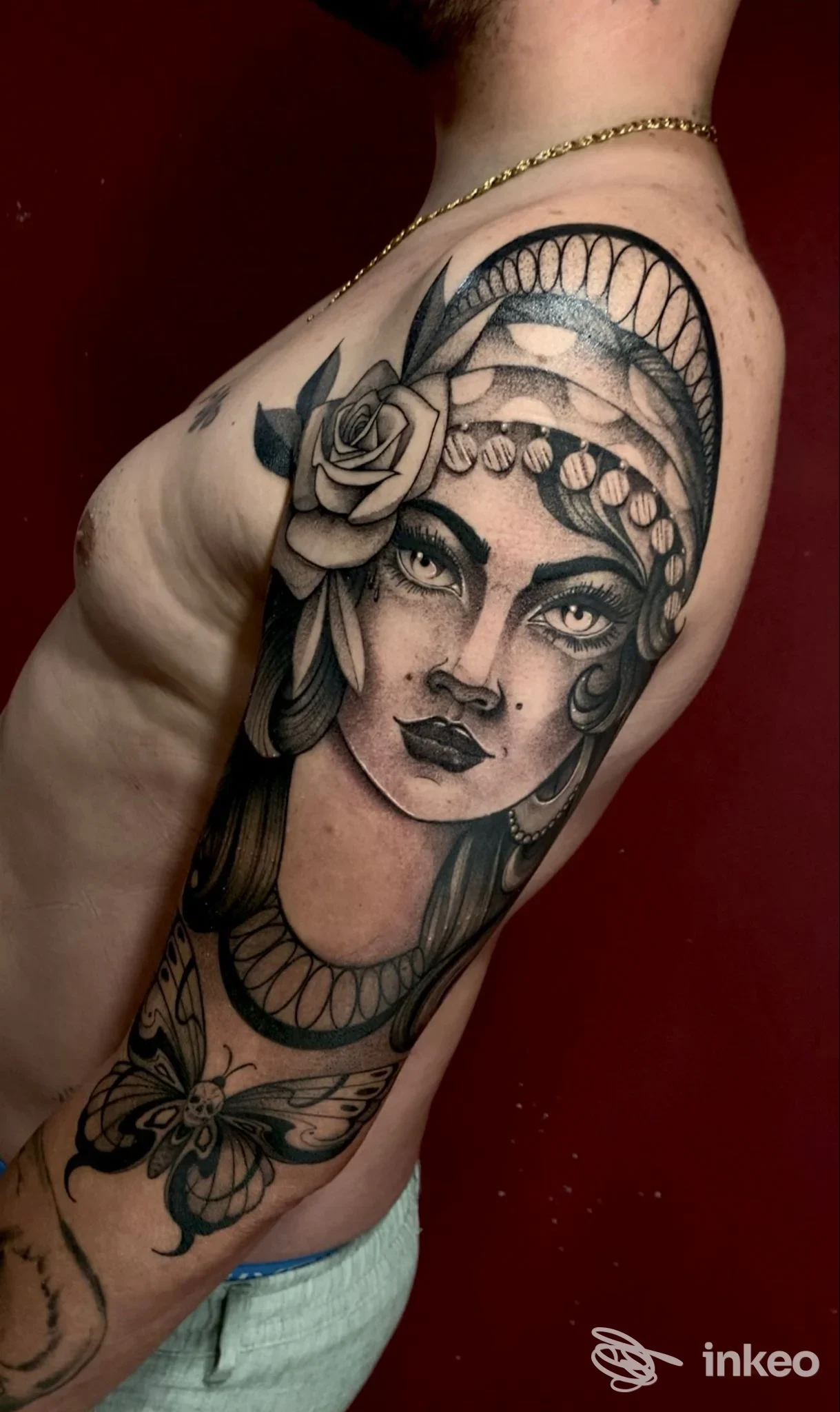 Grande tatuaggio femminile blackwork su spalla e omero, foto fornita da Supersonic Tattoo Studio, Alghero.