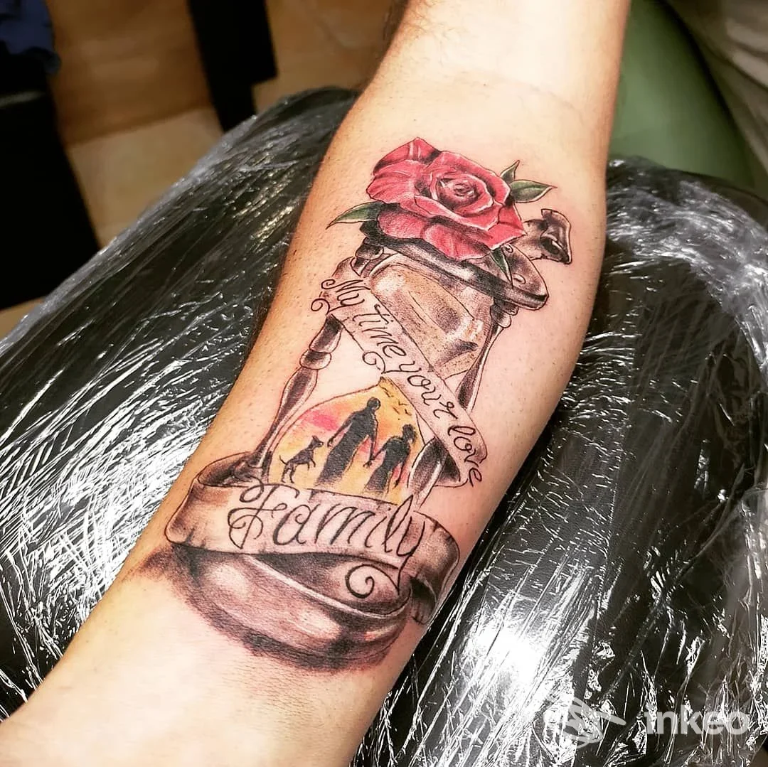 Tatuaggio su avambraccio con clessidra, rosa rossa e la scritta "Family" — TATTOO GIS-ART STUDIO, Isili.