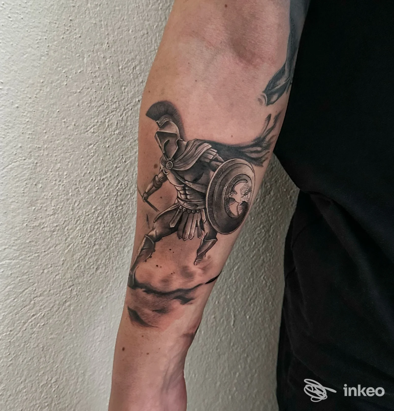 Tatuaggio realistico black & grey di un guerriero sul sotto-avambraccio, Tattoo Studio Mauro Pani, Villaspeciosa.
