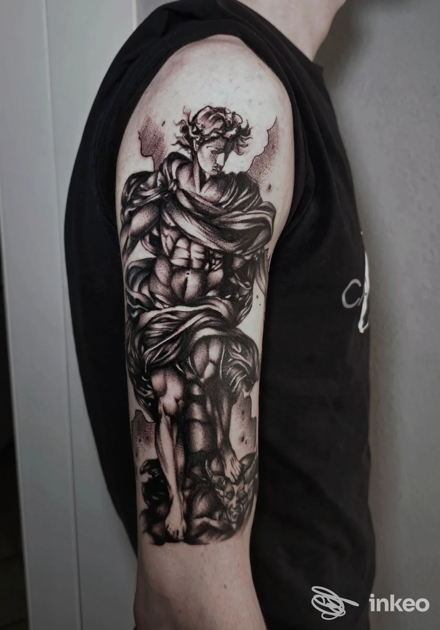 Tatuaggio a tutta lunghezza sul braccio con figura drappeggiata, fotografia fornita da Stigma Tattoo Porto Torres.