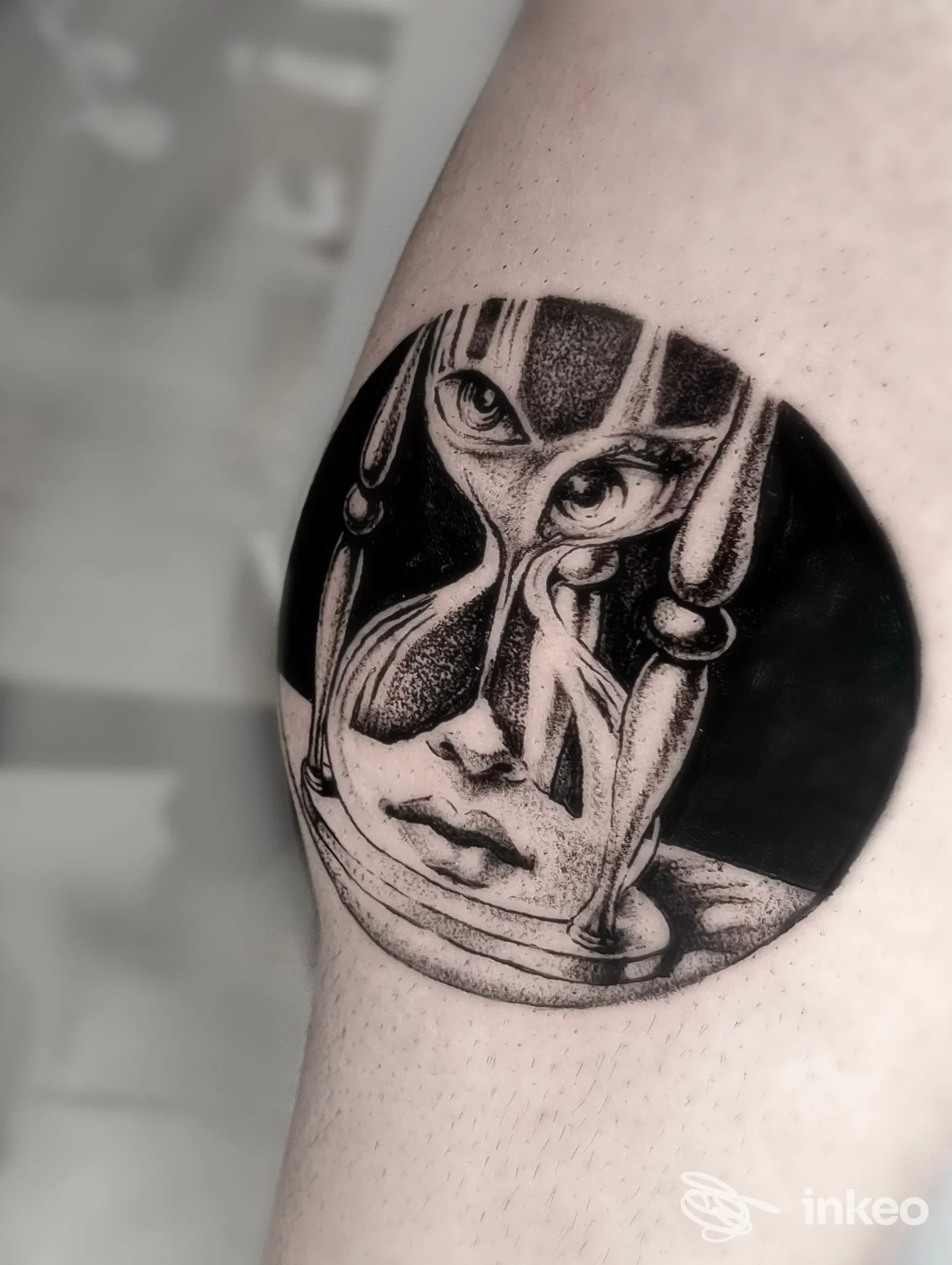 Tatuaggio in bianco e nero a clessidra con volto, realizzato da Tattooami Valentina Fadda a Cagliari su braccio.