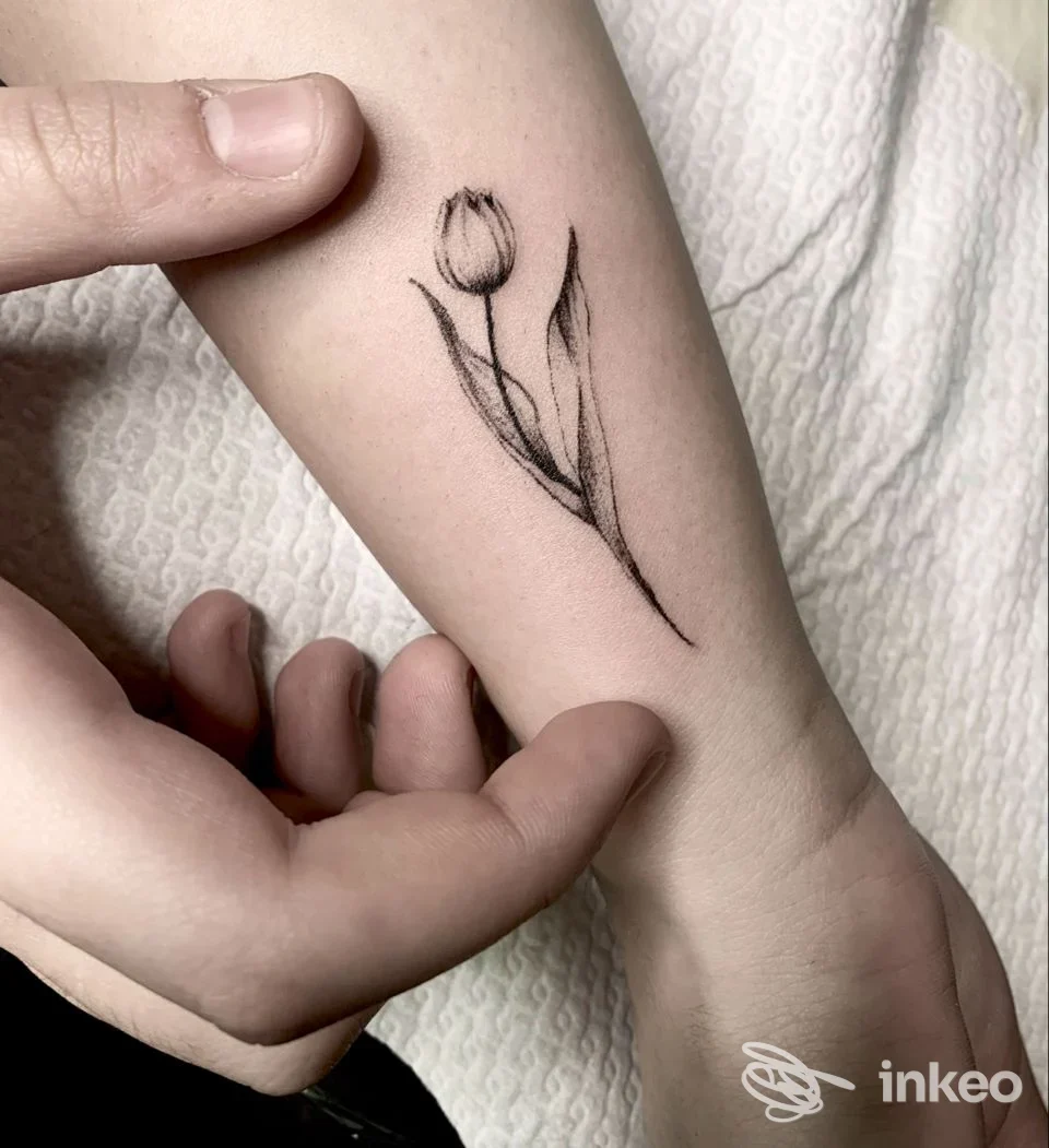 Tatuaggio a tulipano in nero sull'avambraccio, fotografia di Tattooami Valentina Fadda, Cagliari.