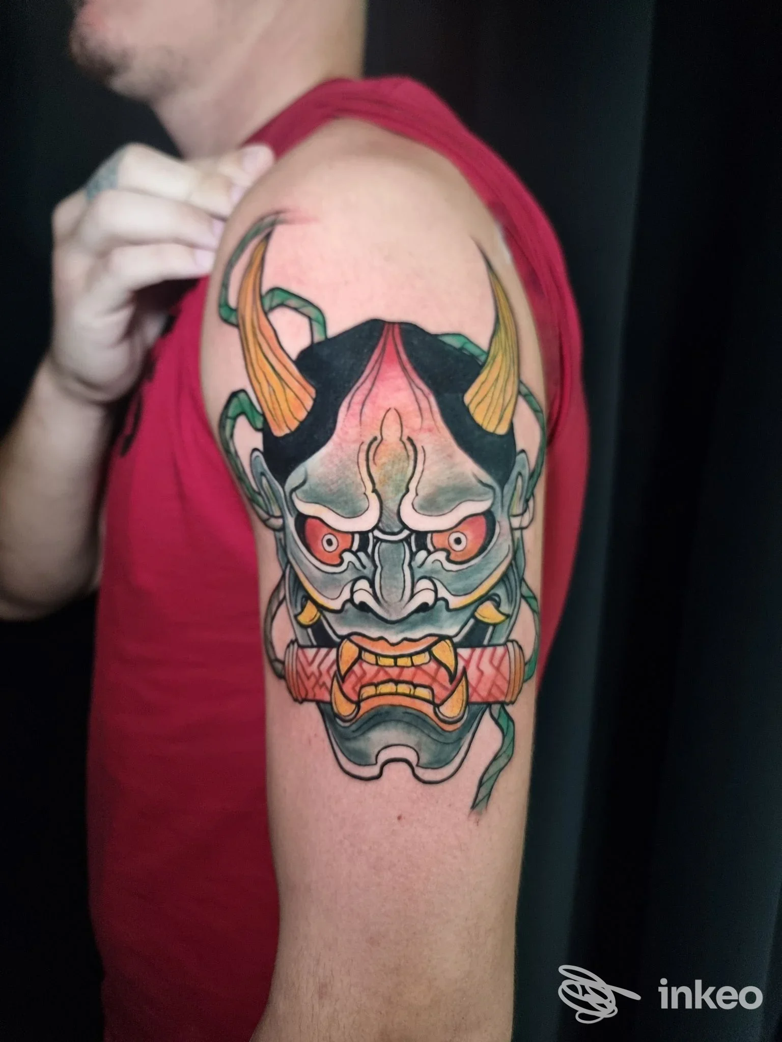 Tatuaggio Hannya sul bicipite realizzato da Three Little Monkeys Tattoo Studio a Sassari, vista laterale del braccio.