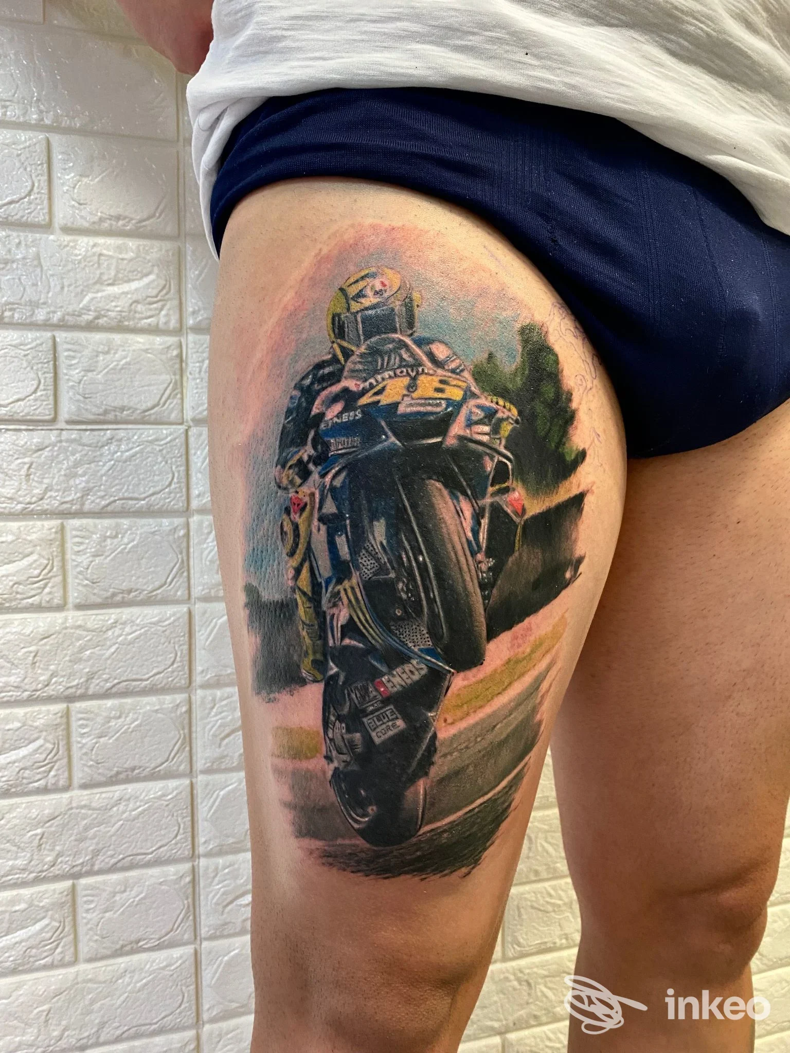 Grande tatuaggio realistico di un pilota su una moto sulla coscia, True Love Tattoo Studio, Sestu.