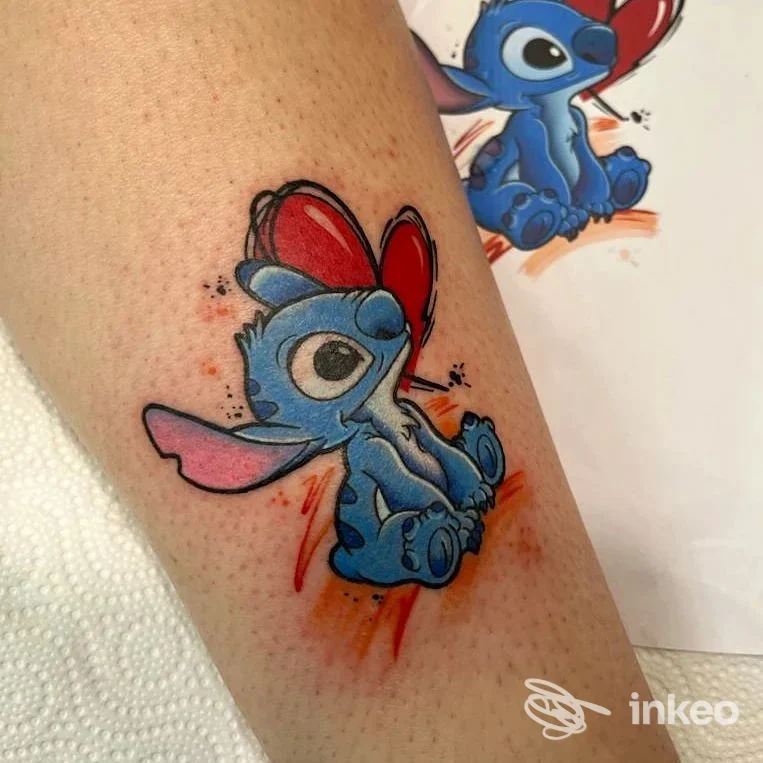 Tatuaggio colorato su avambraccio raffigurante un personaggio blu con cuore rosso, Alaff_Art Tattoo Studio, Macomer.