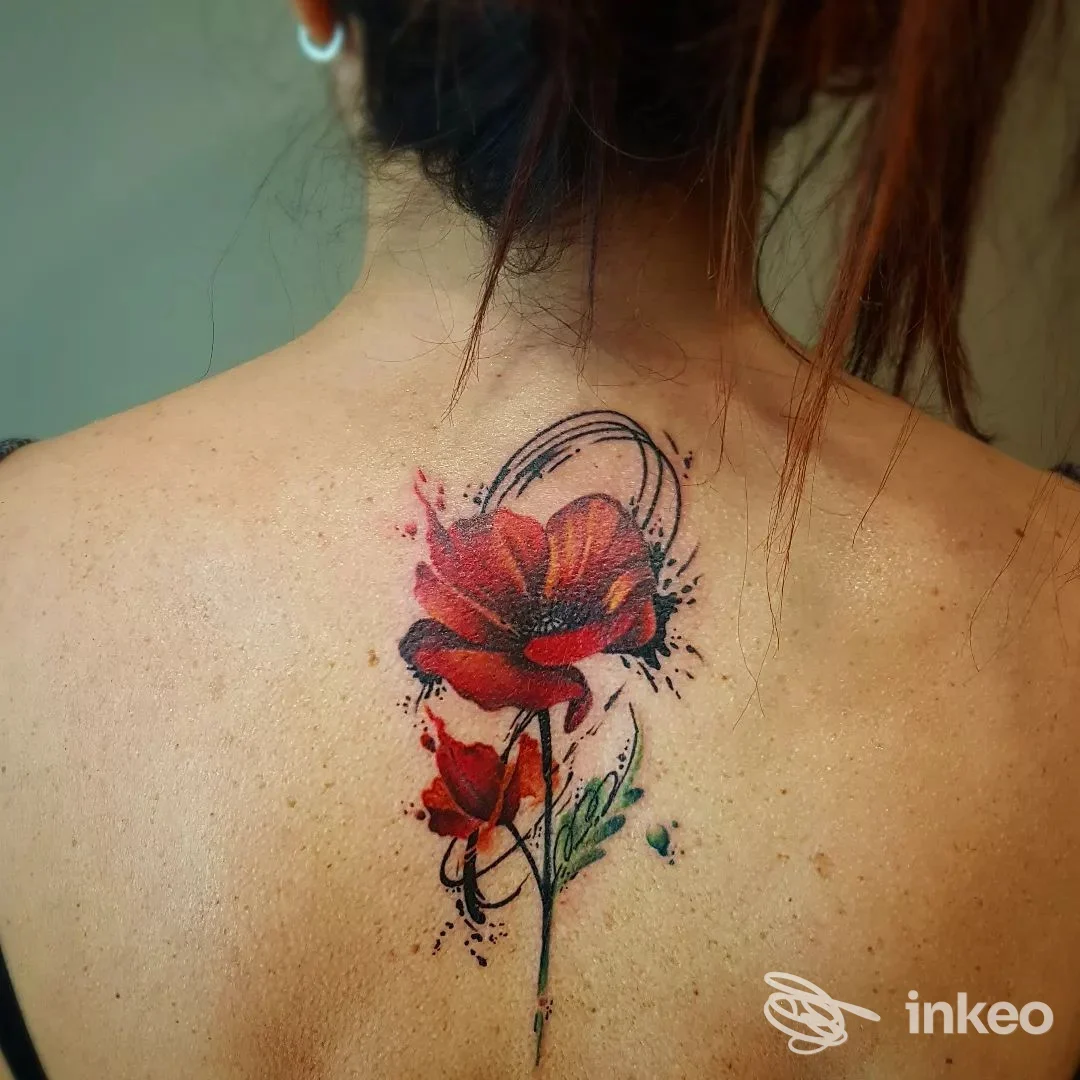 Tatuaggio floreale con papavero stilizzato sulla parte alta della schiena, realizzato da Alaff_Art Tattoo Studio a Macomer.