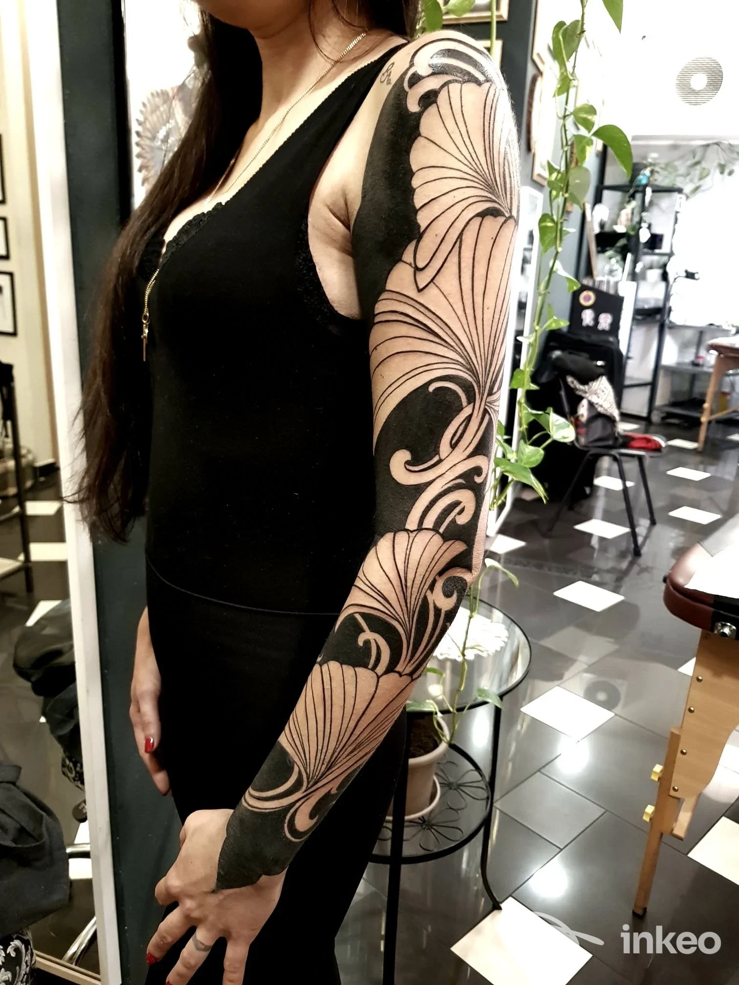 Manica nera ornamentale su braccio femminile, foto dello studio Tattoo Mexican Family a Cagliari, vista di tre quarti.