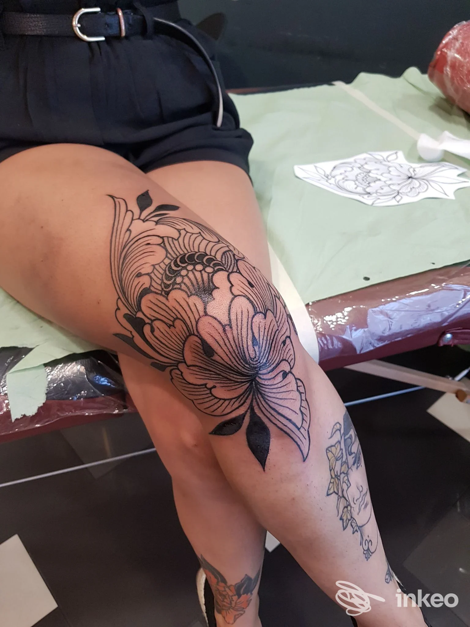Grande tatuaggio floreale in bianco e nero sulla coscia, foto del lavoro realizzato da Tattoo Mexican Family a Cagliari.
